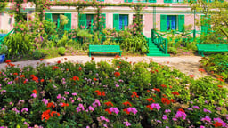 This enchanting garden 1 hour from Paris has just been voted the 2nd most beautiful flower panorama in the world!