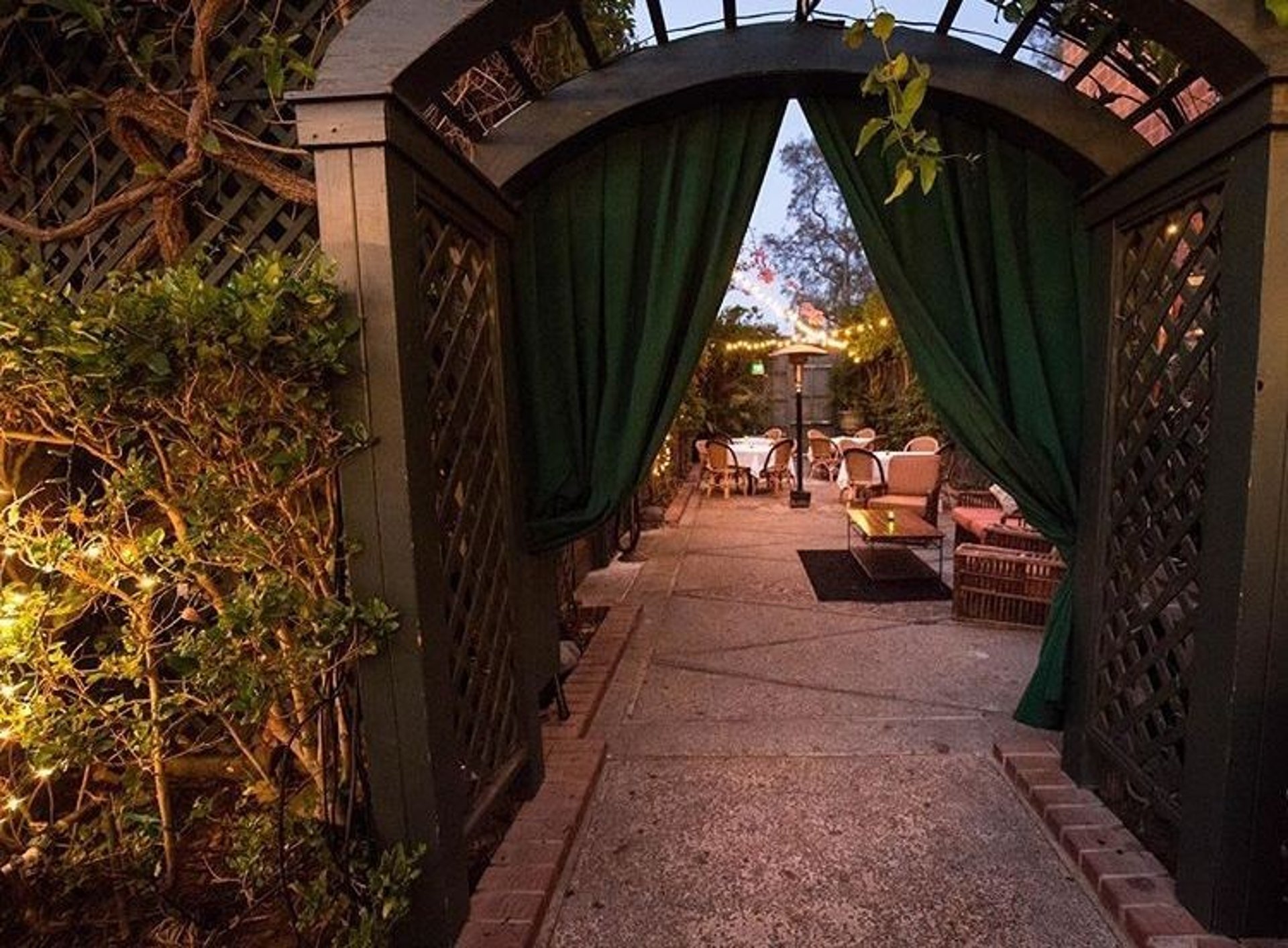 The Buffalo Club - The Private Courtyard - Restaurant in Santa Monica, CA |  The Vendry