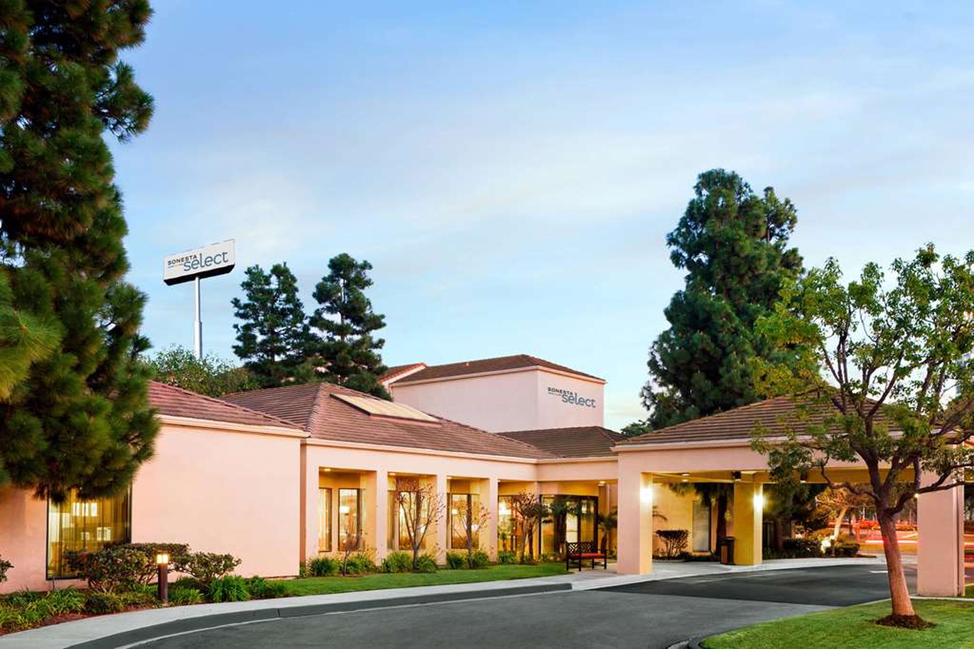 Sonesta Select Los Angeles LAX - Hotel in El Segundo, CA | The Vendry