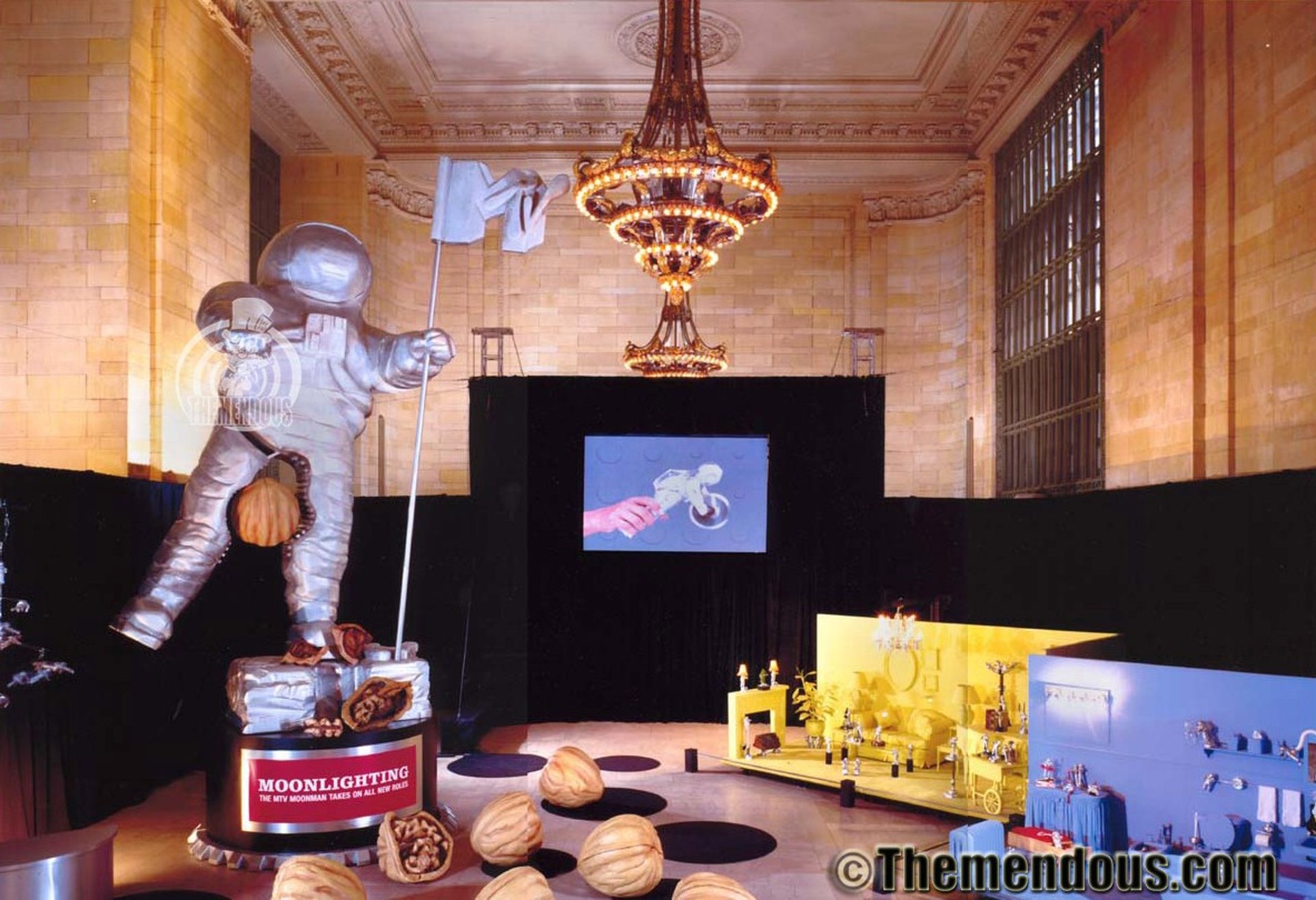 MTV Moon Man in Vanderbilt Hall - Installation / Exhibit in New York ...