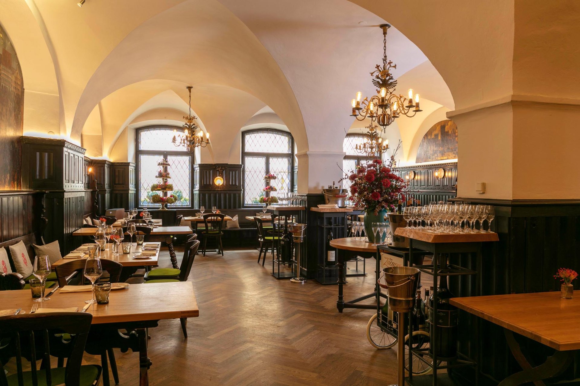 The 50 Best Bars And Drinks In Munich By Wanderlog | The Vendry