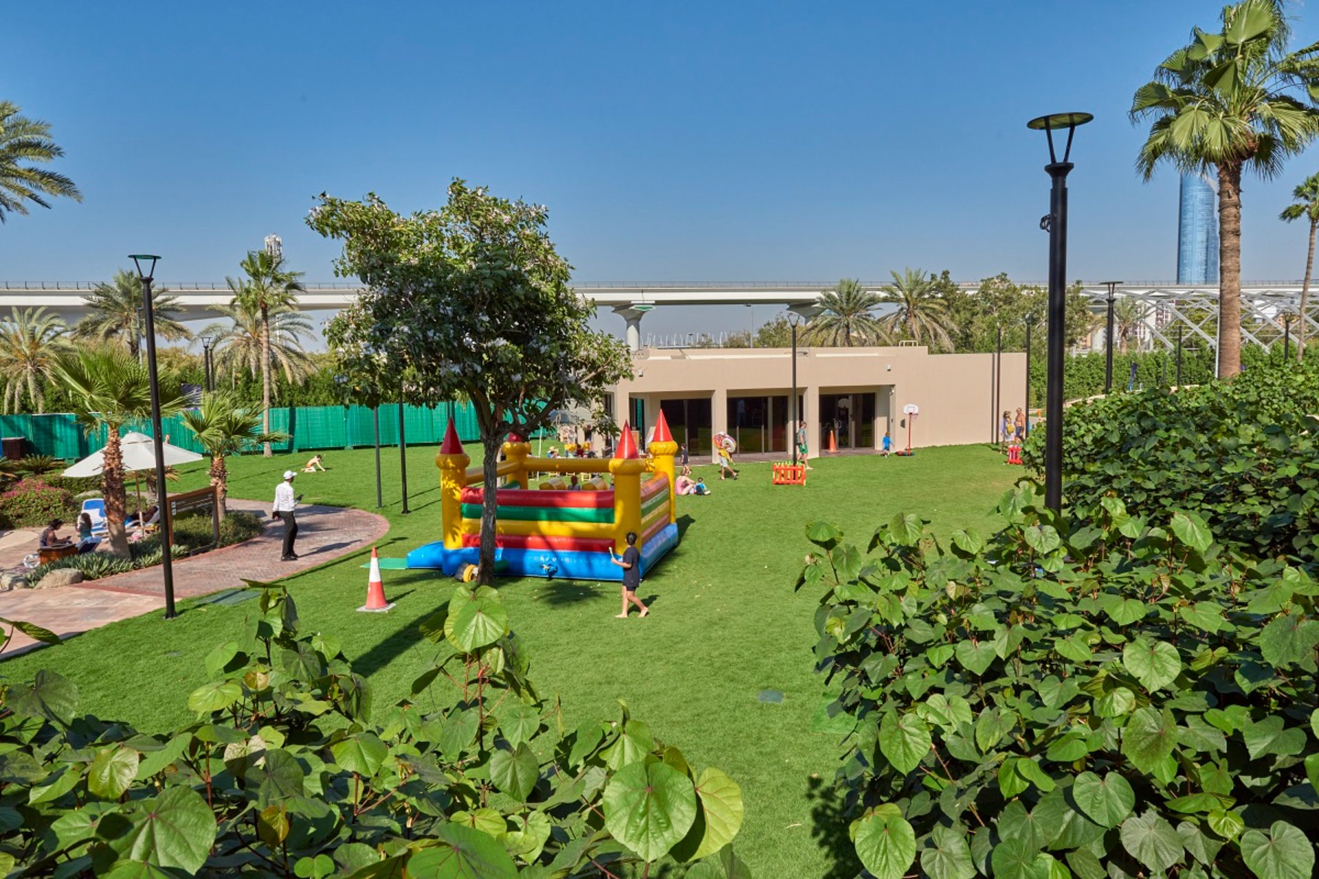 peacock-garden-at-grand-hyatt-dubai-hotel-in-in-dubai-united-arab