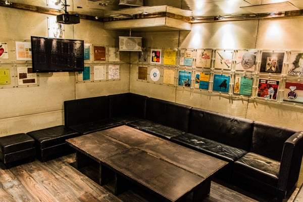 Turntable LP Bar & Karaoke - The Andy Warhol Karaoke Room - Restaurant in  New York, NY | The Vendry