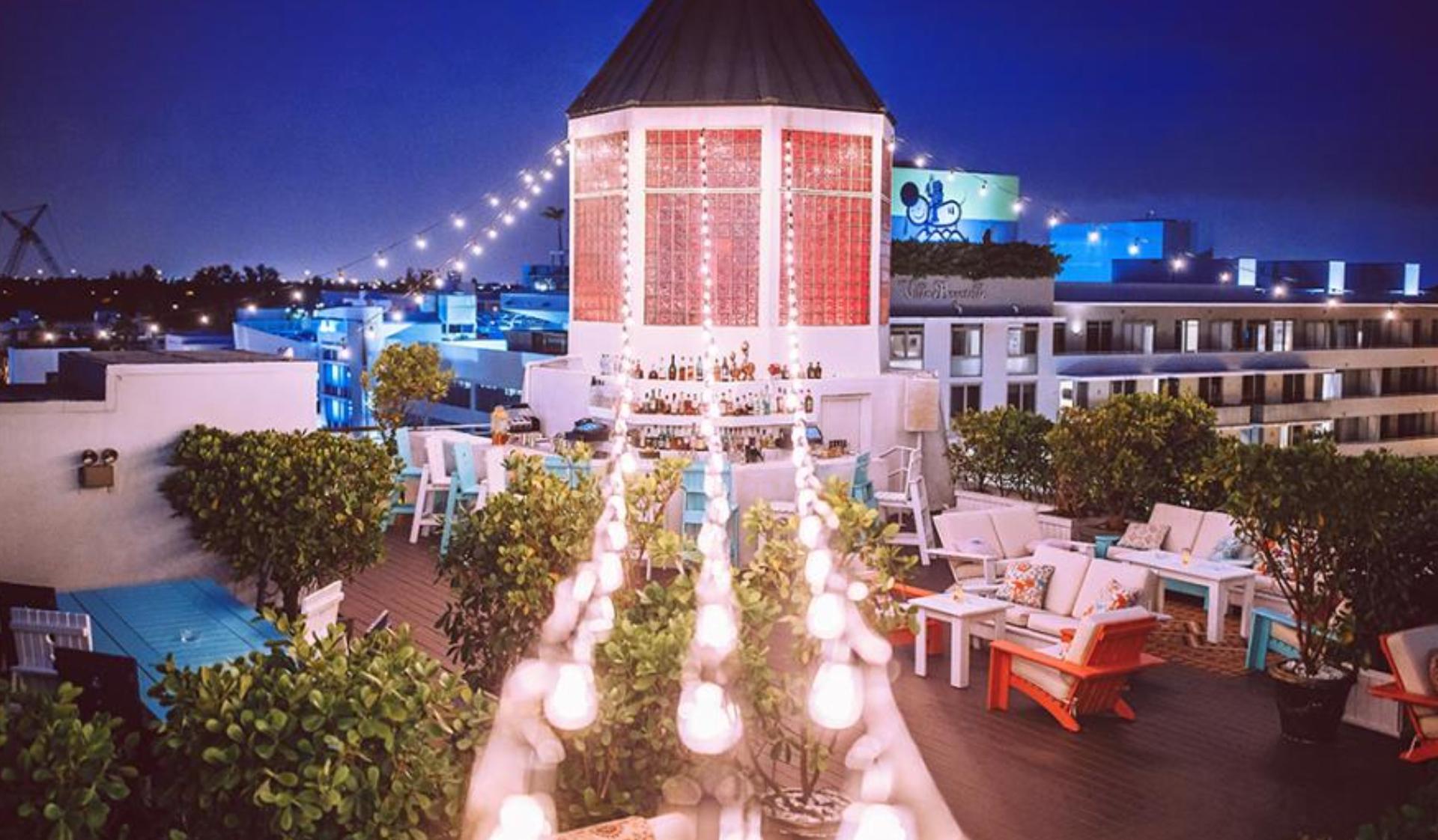 TH Rooftop & Lounge