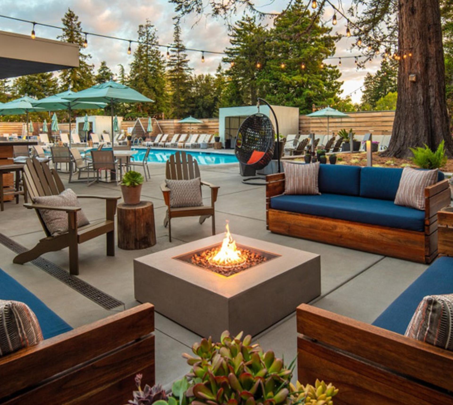 Poolside Lounge