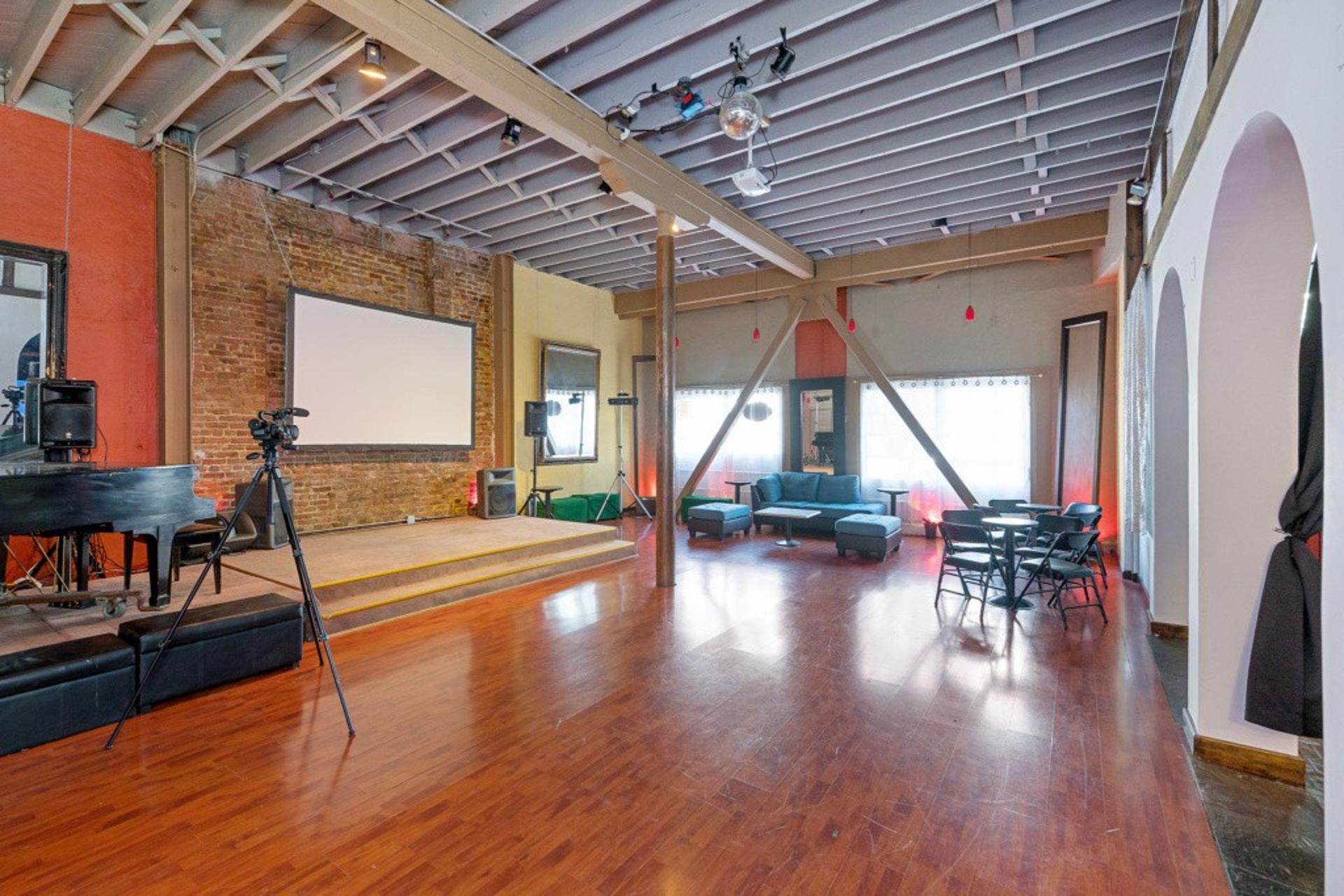 The Street Level Lounge