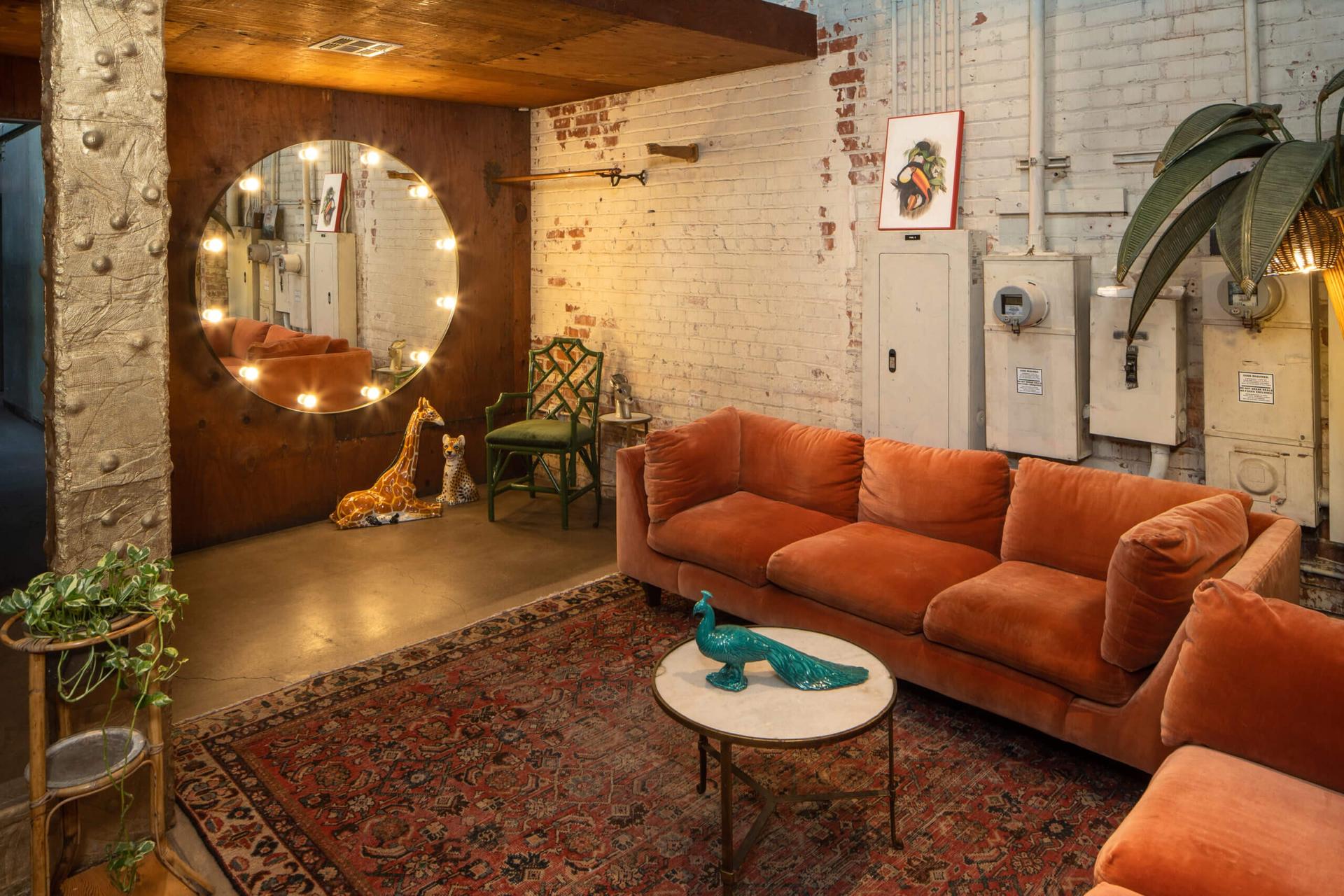 Nina's Lounge