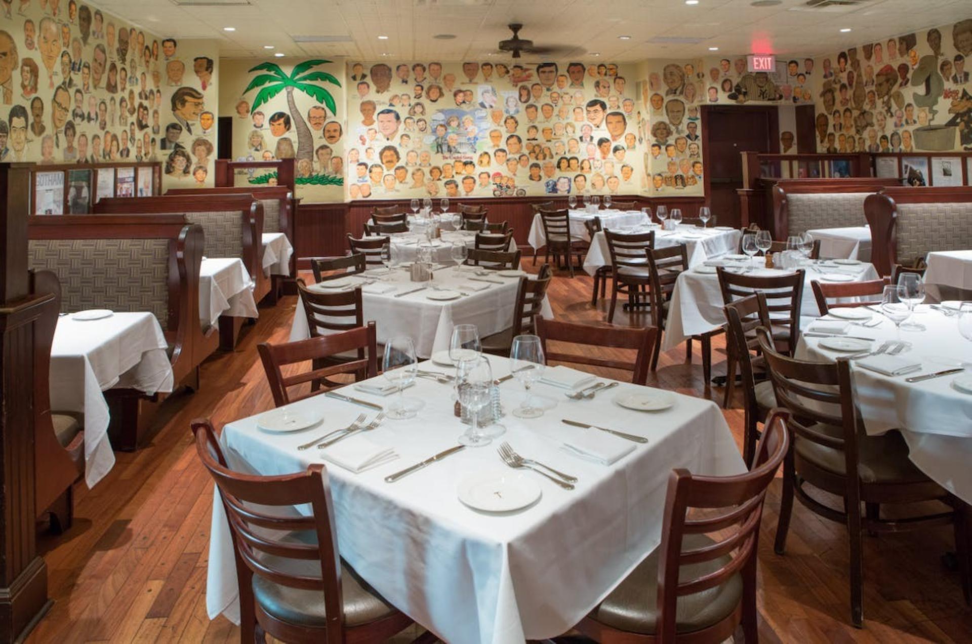 Middle Dining Room (semi-private) 