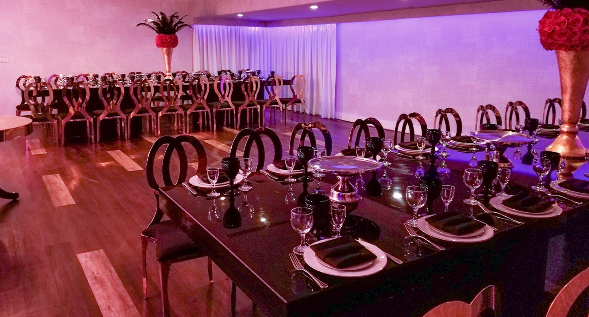 The De Luxe Lounge