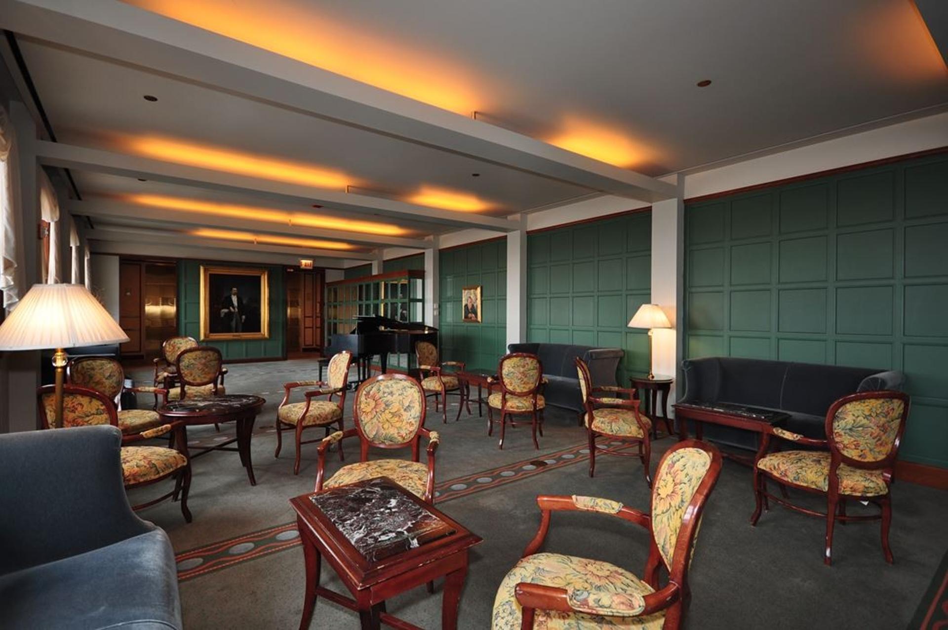 The Richard & Helen Thomas Club (8th & 9th Floors)