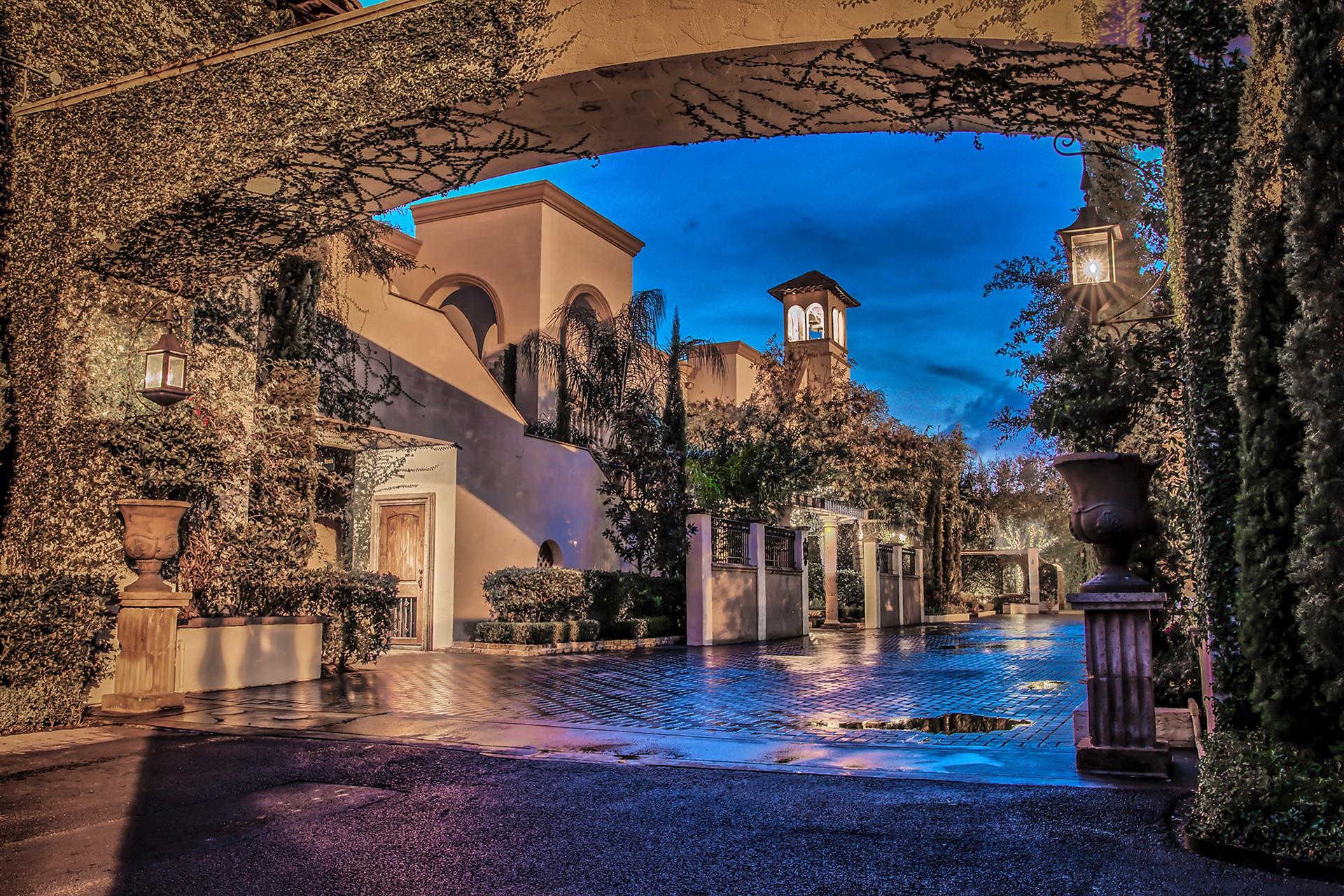 Three Oaks Courtyard