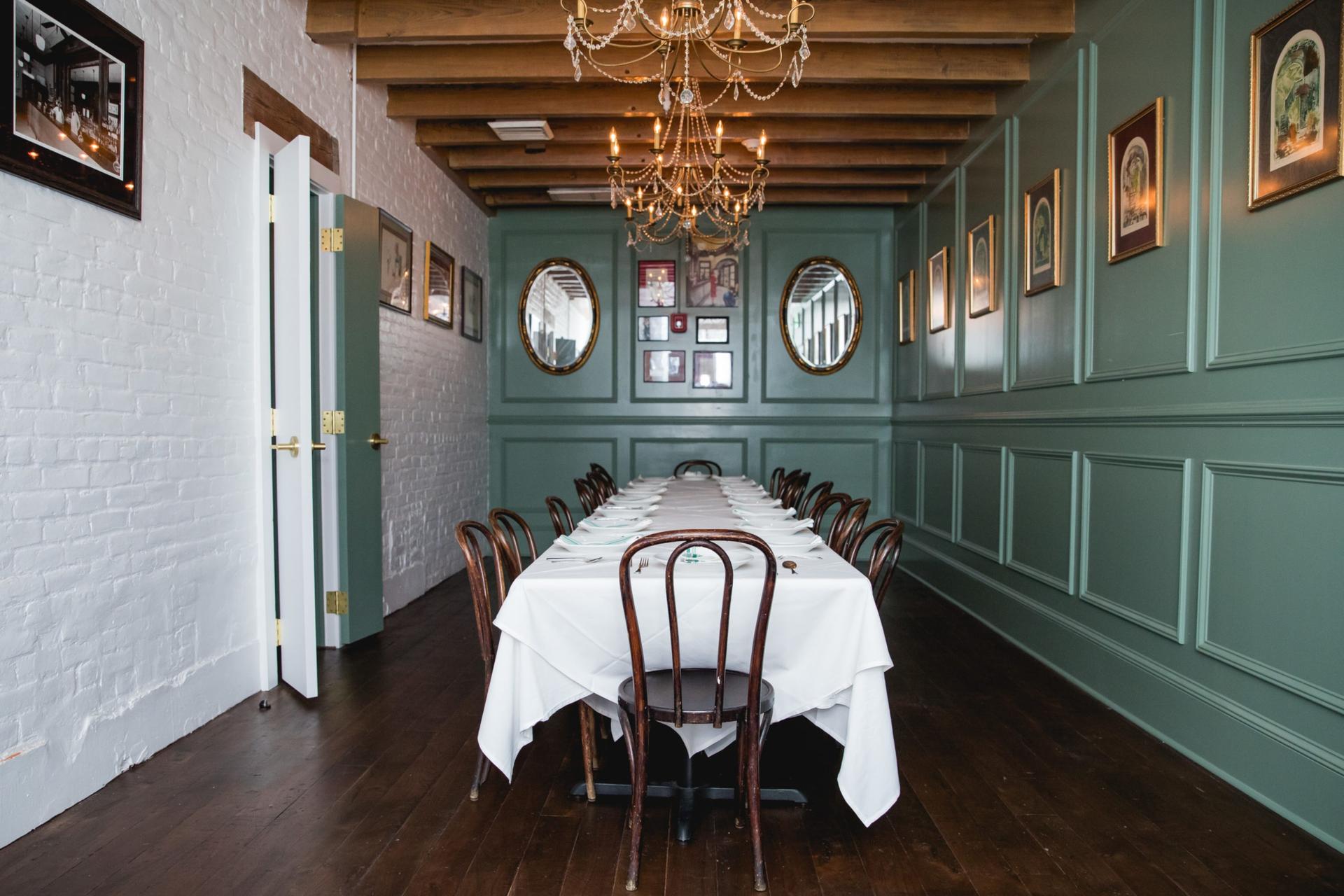 Guichet Room