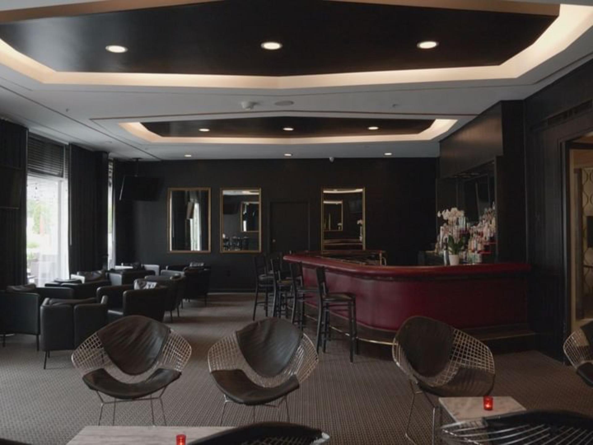 Morris Bar & Lounge