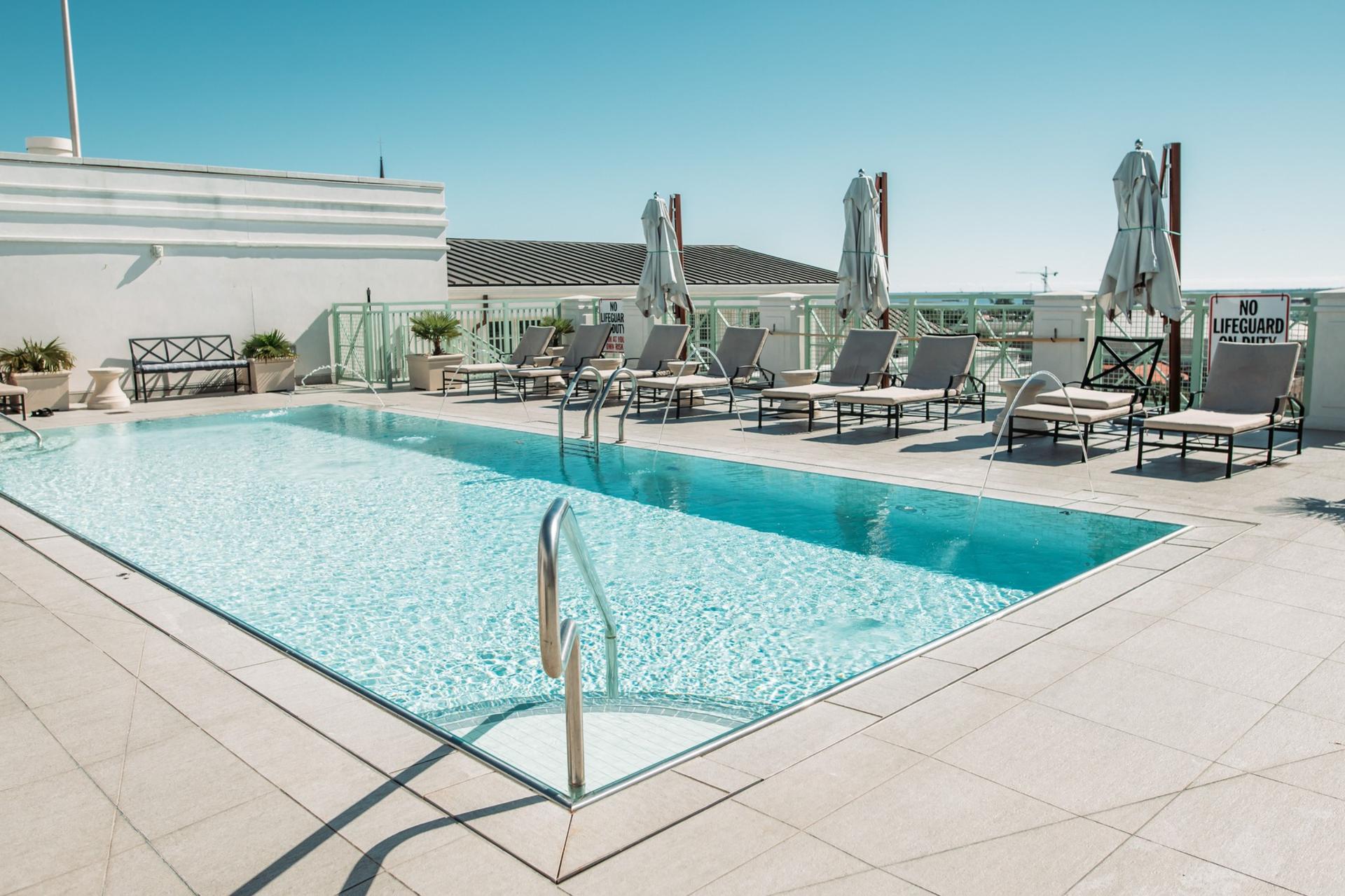 Pooldeck & Cabanas