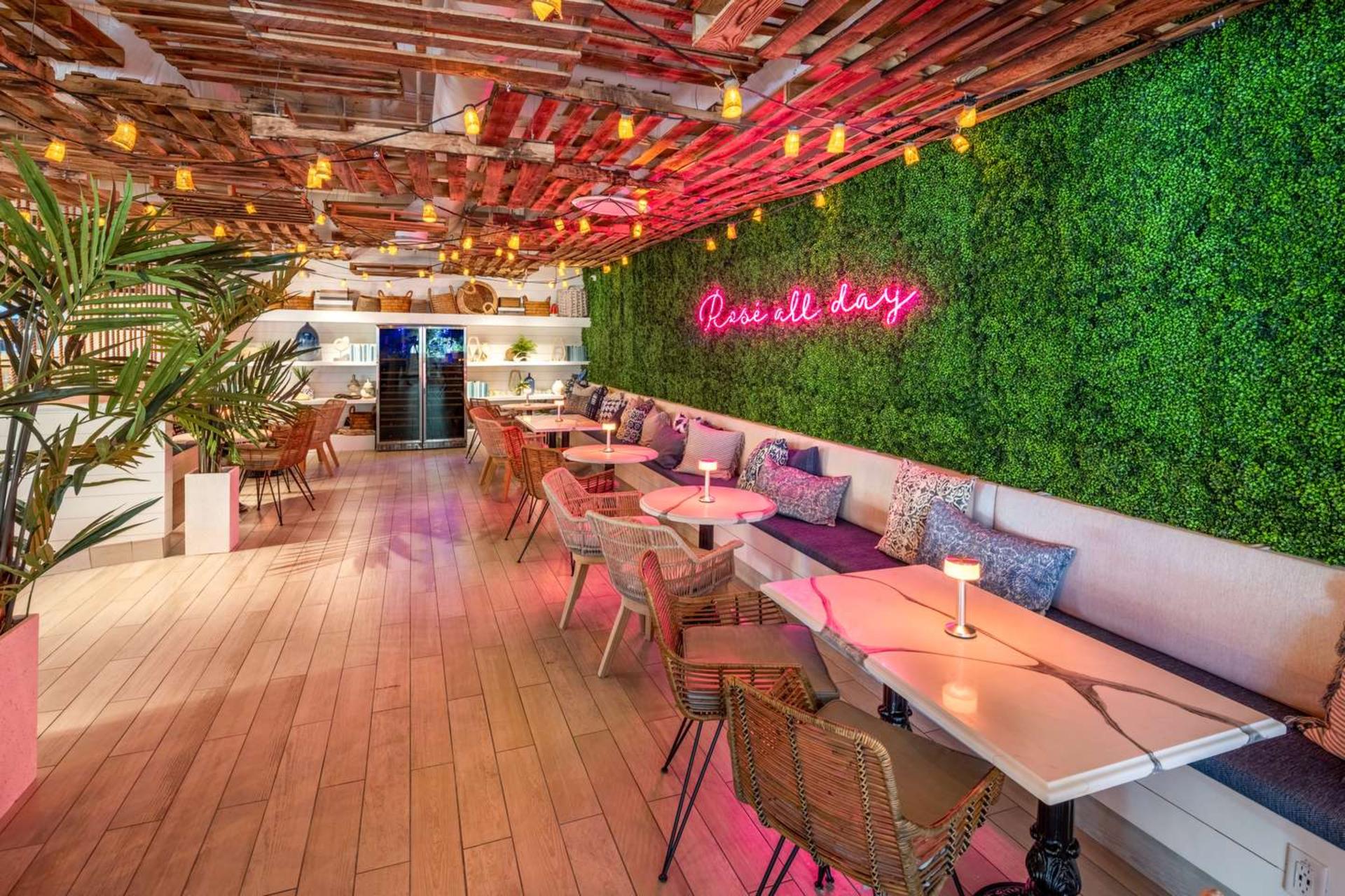 Rosé Lounge