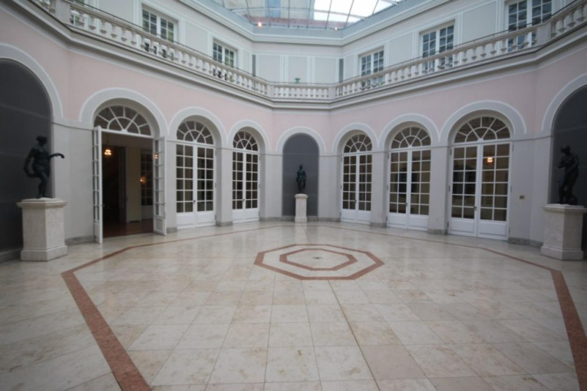 Comité Courtyard