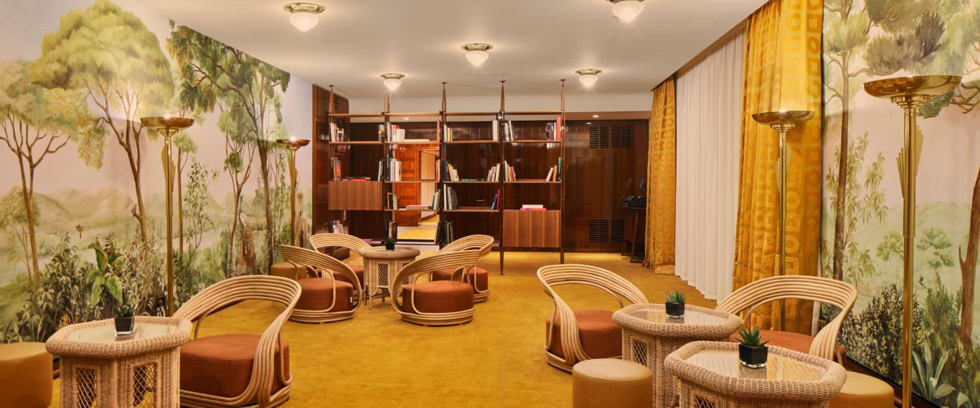 Champagne Lounge	