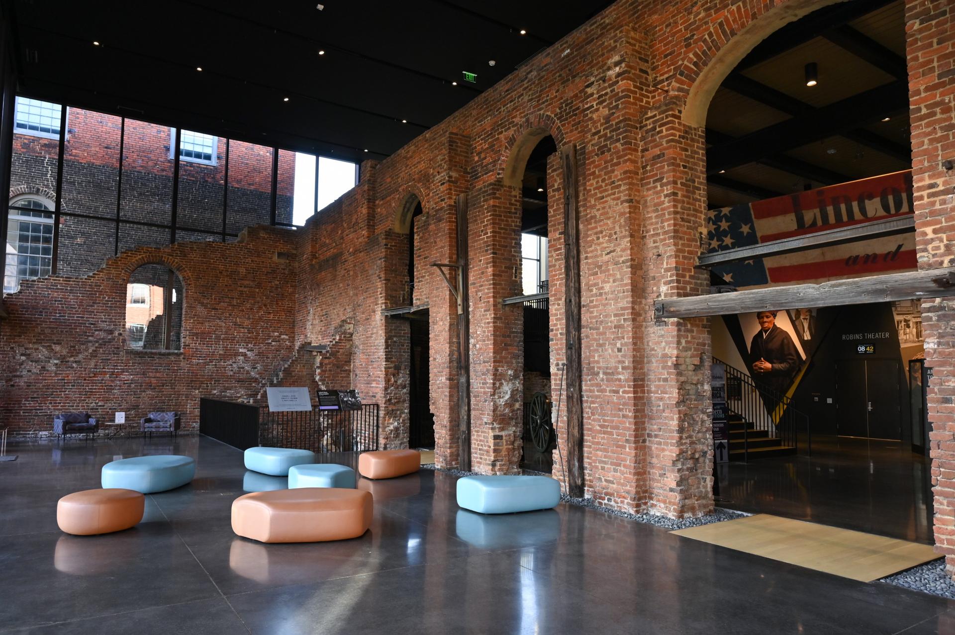 Tredegar – Saunders Lobby
