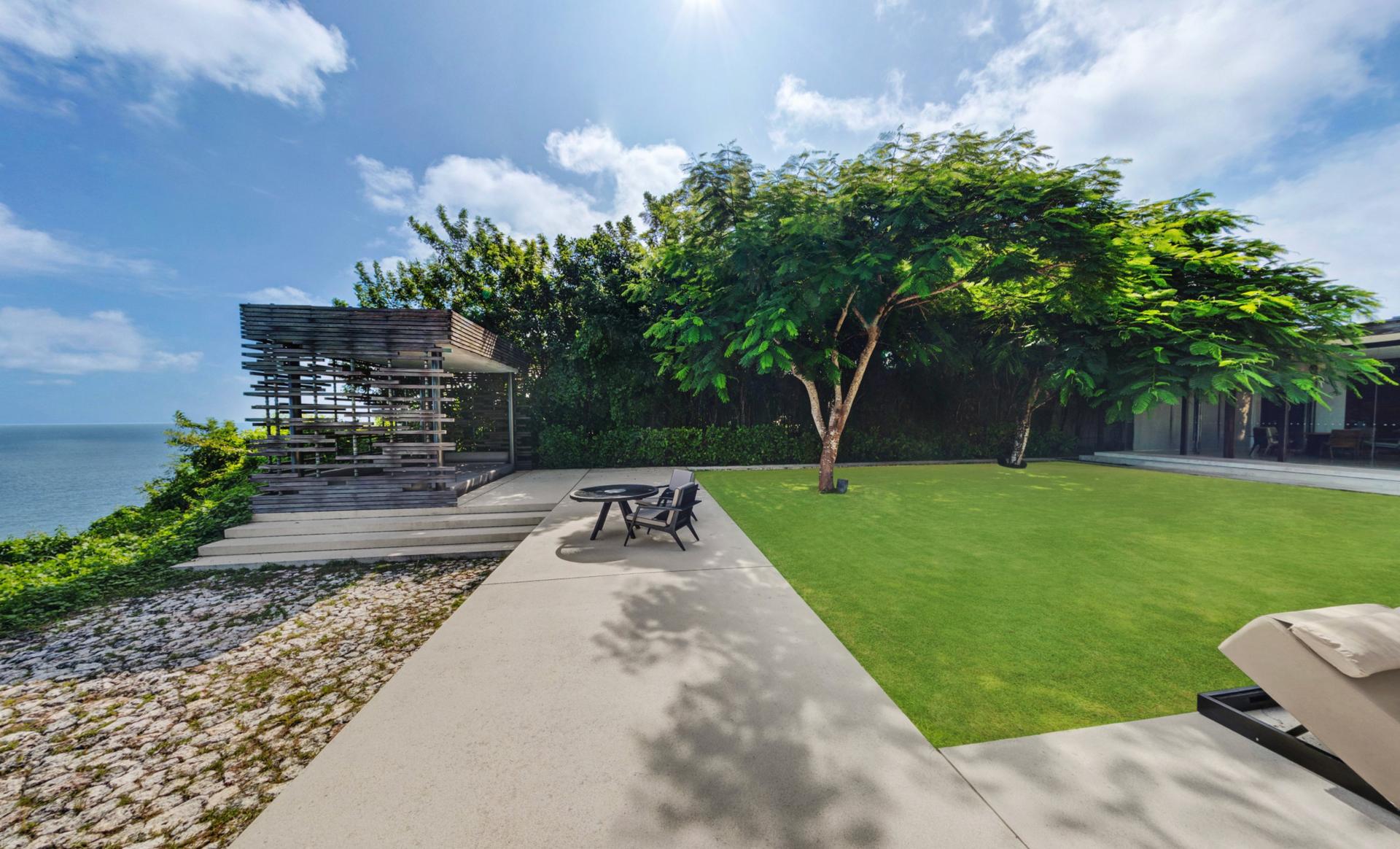 Three Bedroom Cliff Villa Outdoor Lawn