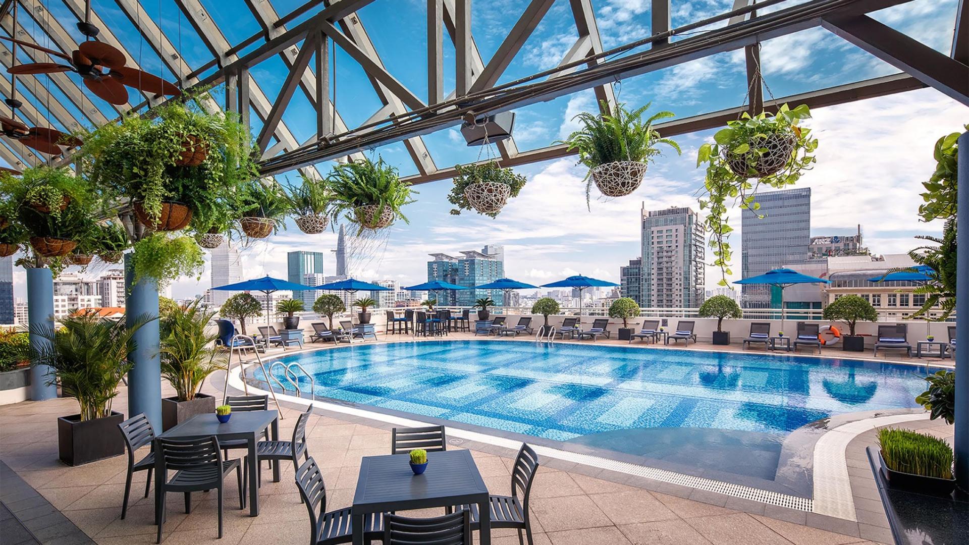 "S" Pool Bar & Dining