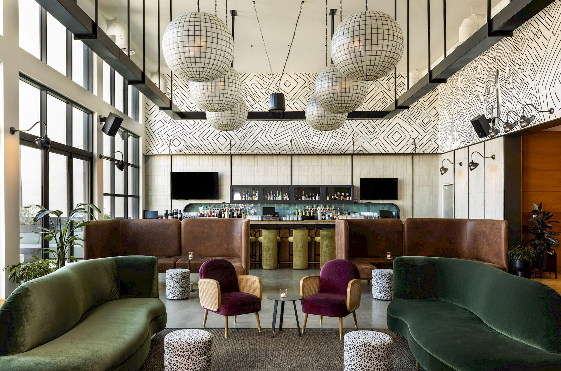 Bar & Lounge
