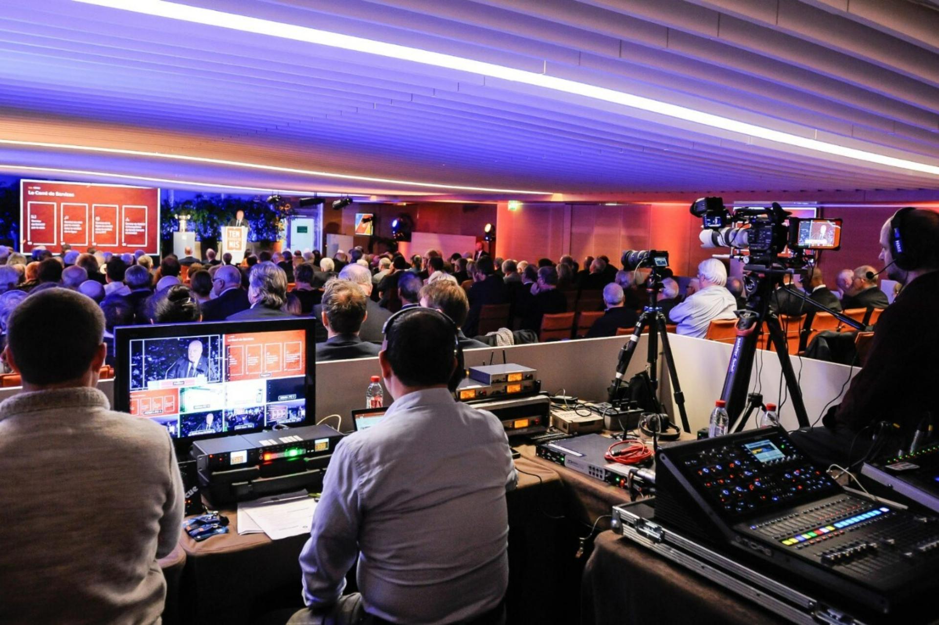 Club Lounge Side