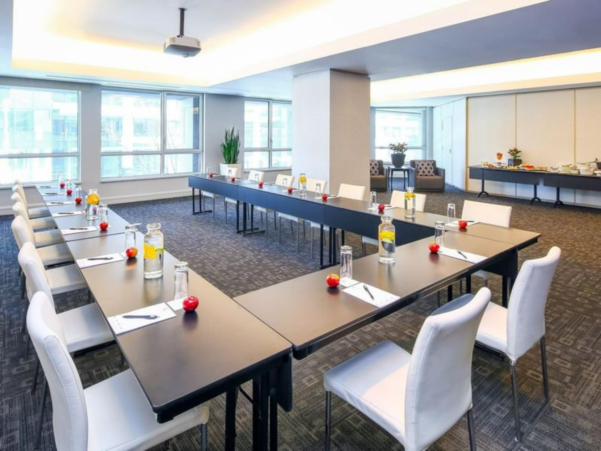 René-Lévesque Lounge