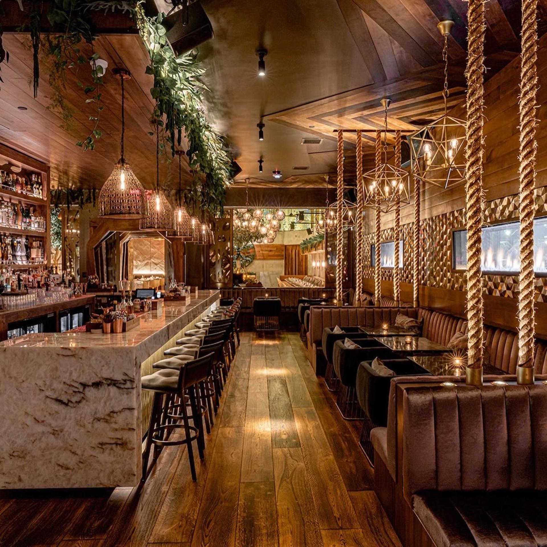 Lounge & Bar