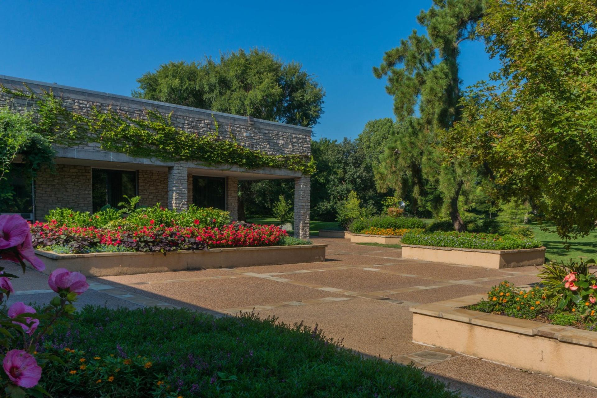Leonard Courtyard