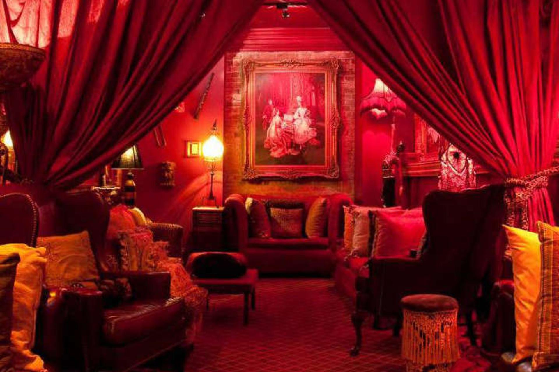 The Séance Lounge