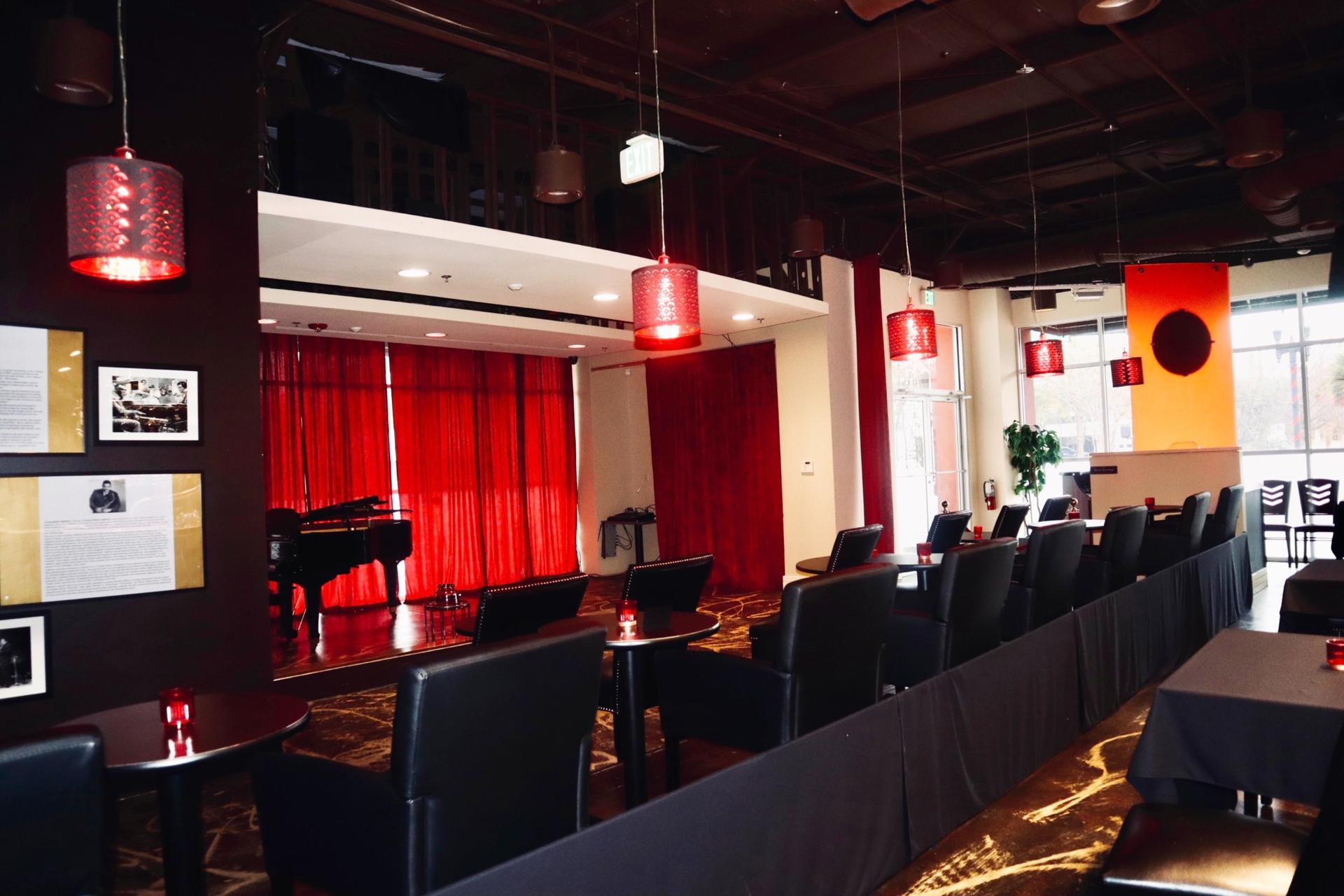 Breezy’s Executive Lounge 