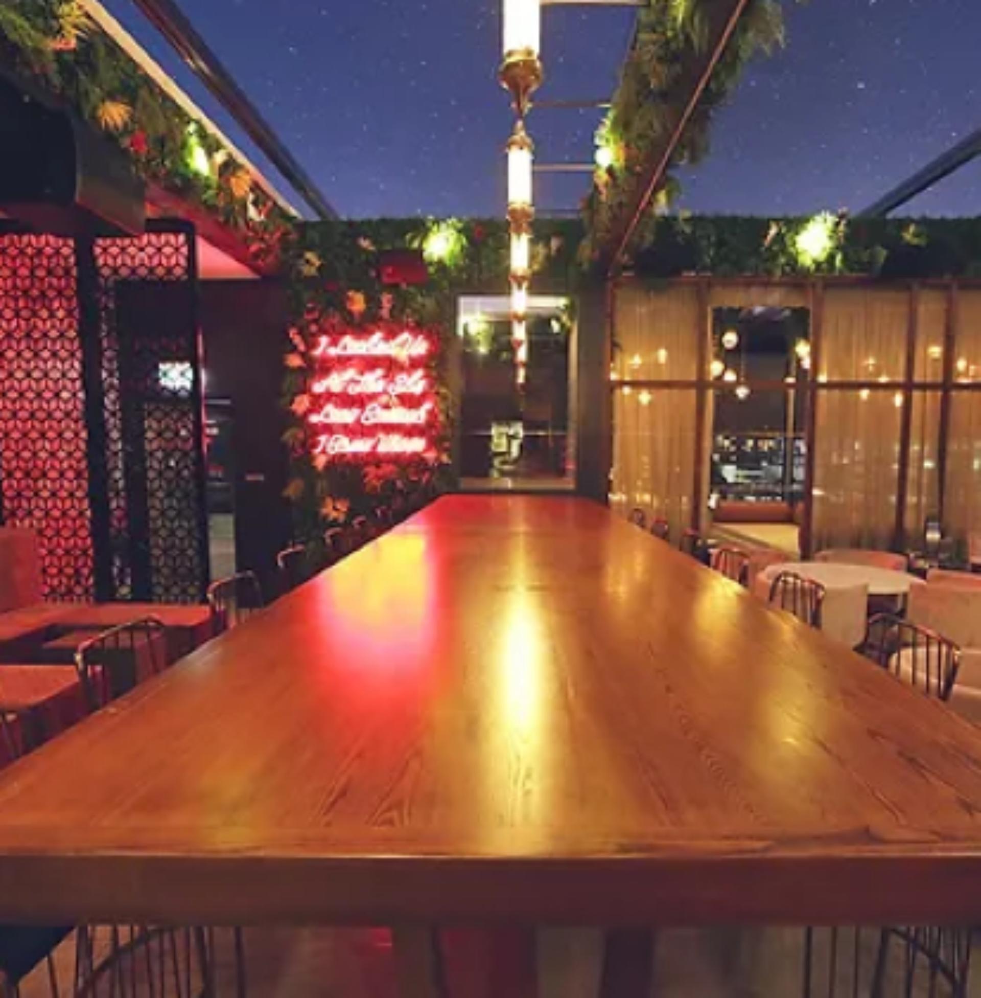 Grand Table & 2 Mirage Booths