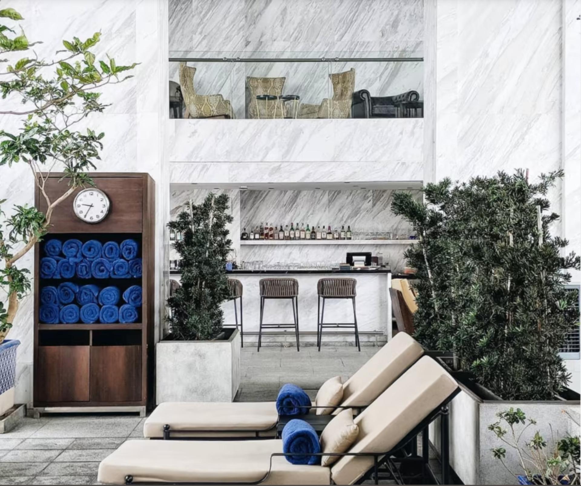 Pool Bar