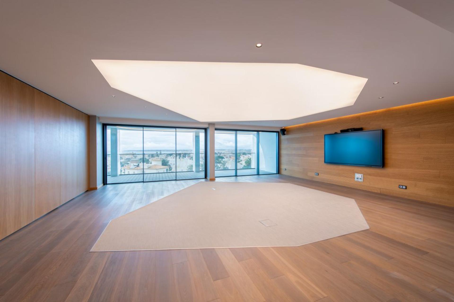W Earth Studio