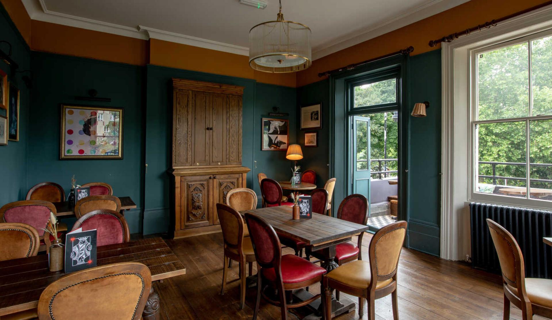 Lizzie Lounge