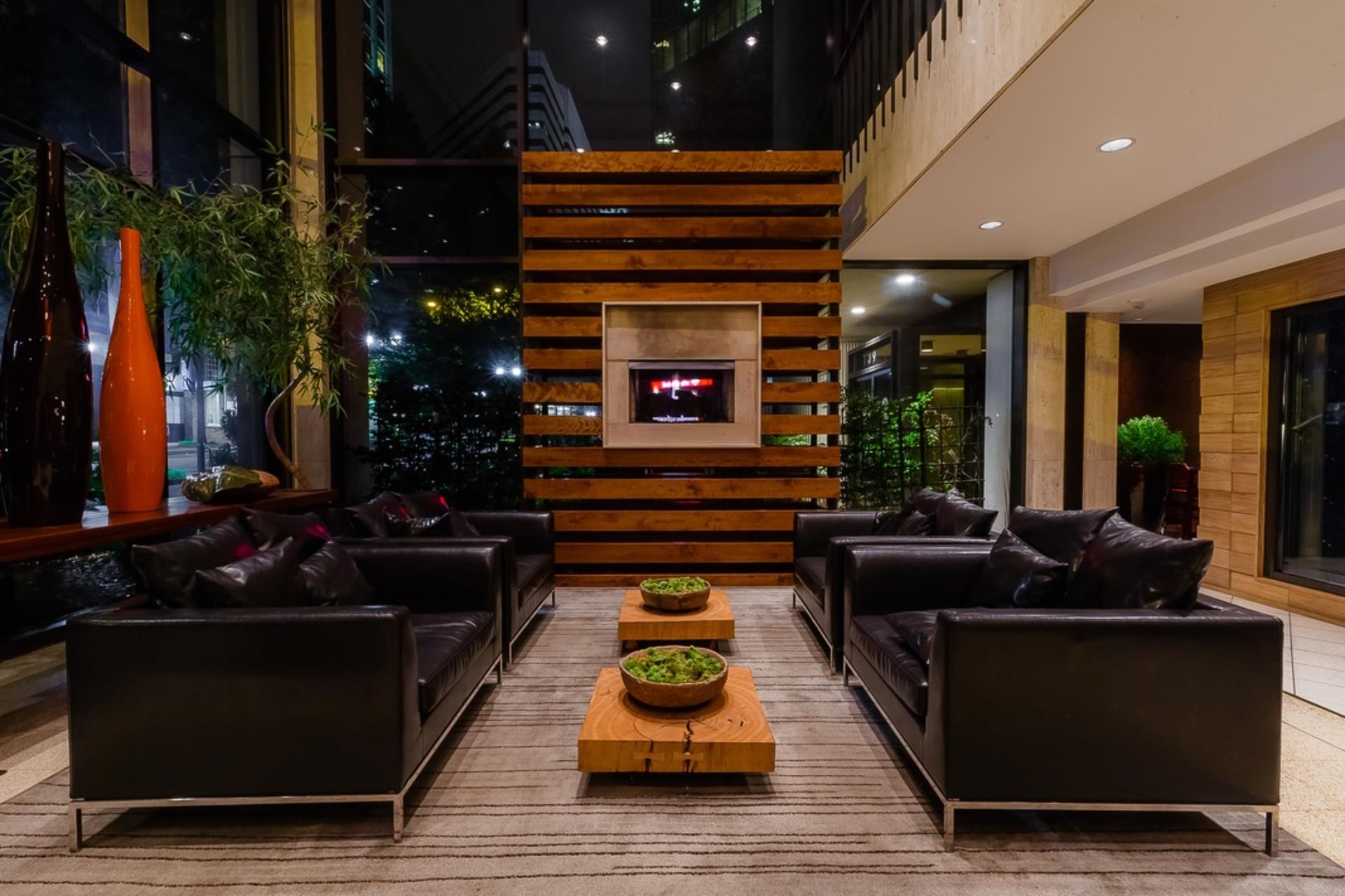 Bar & Lounge (Semi-Private)