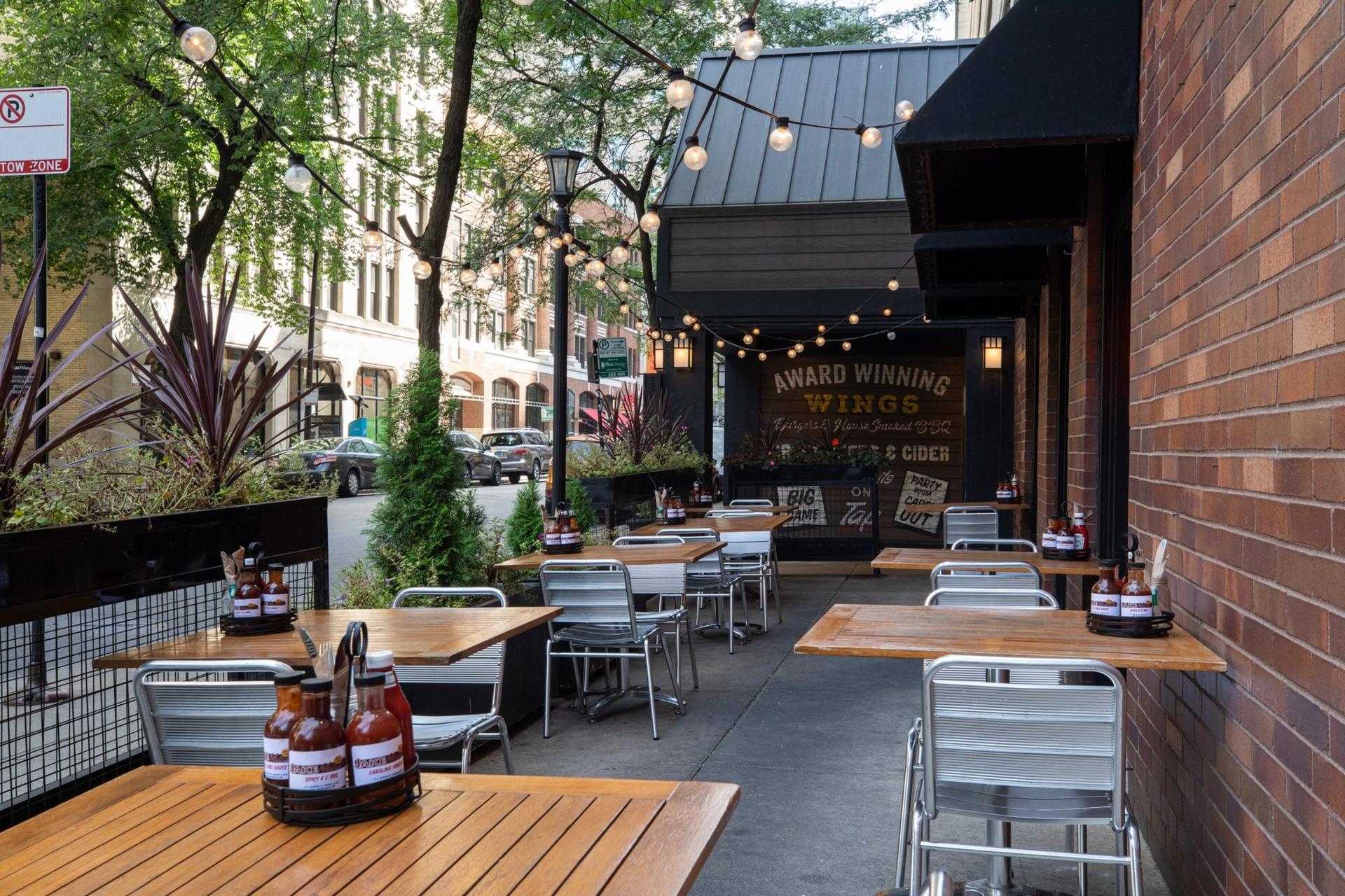 12 Chicago Sports Bars That Also Serve Good Food