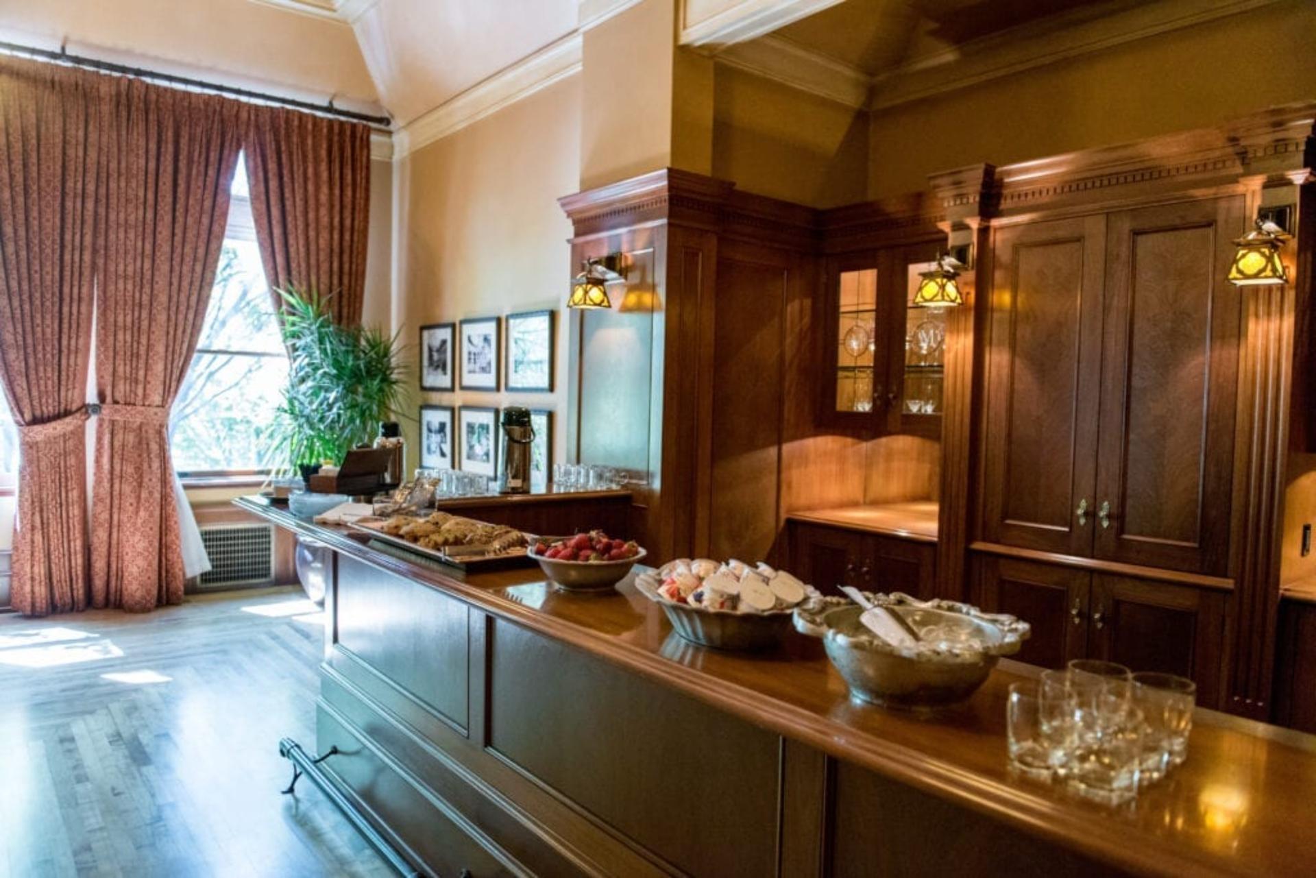 Bar-Gallery Room