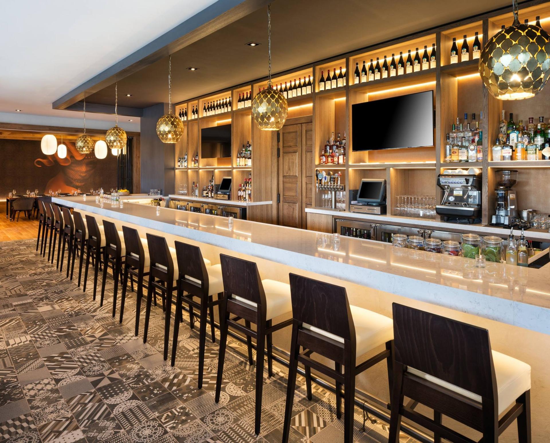 Bar & Lounge