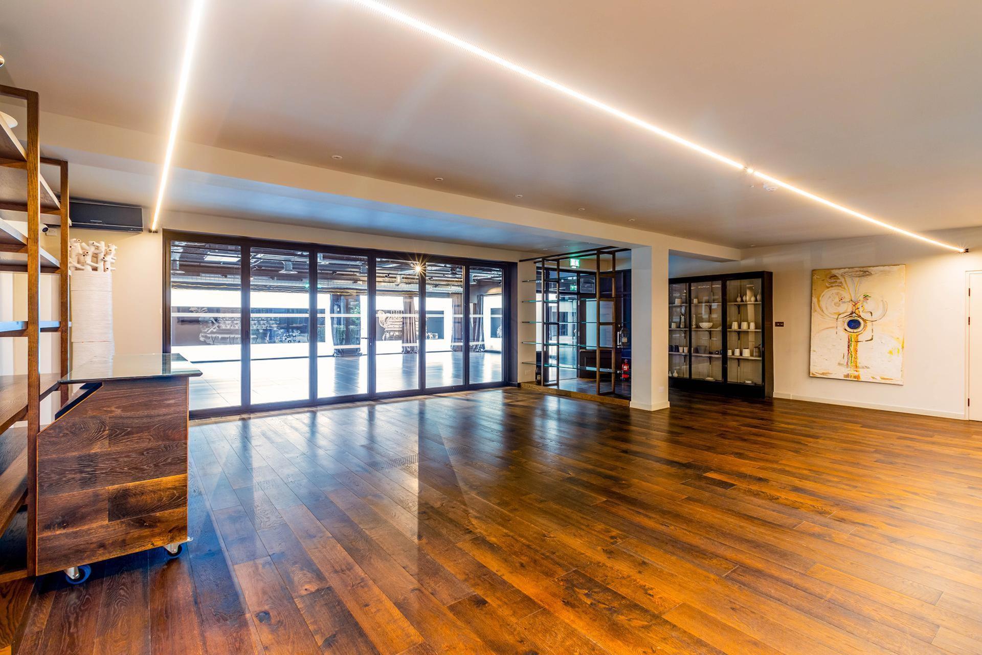 V8 Room