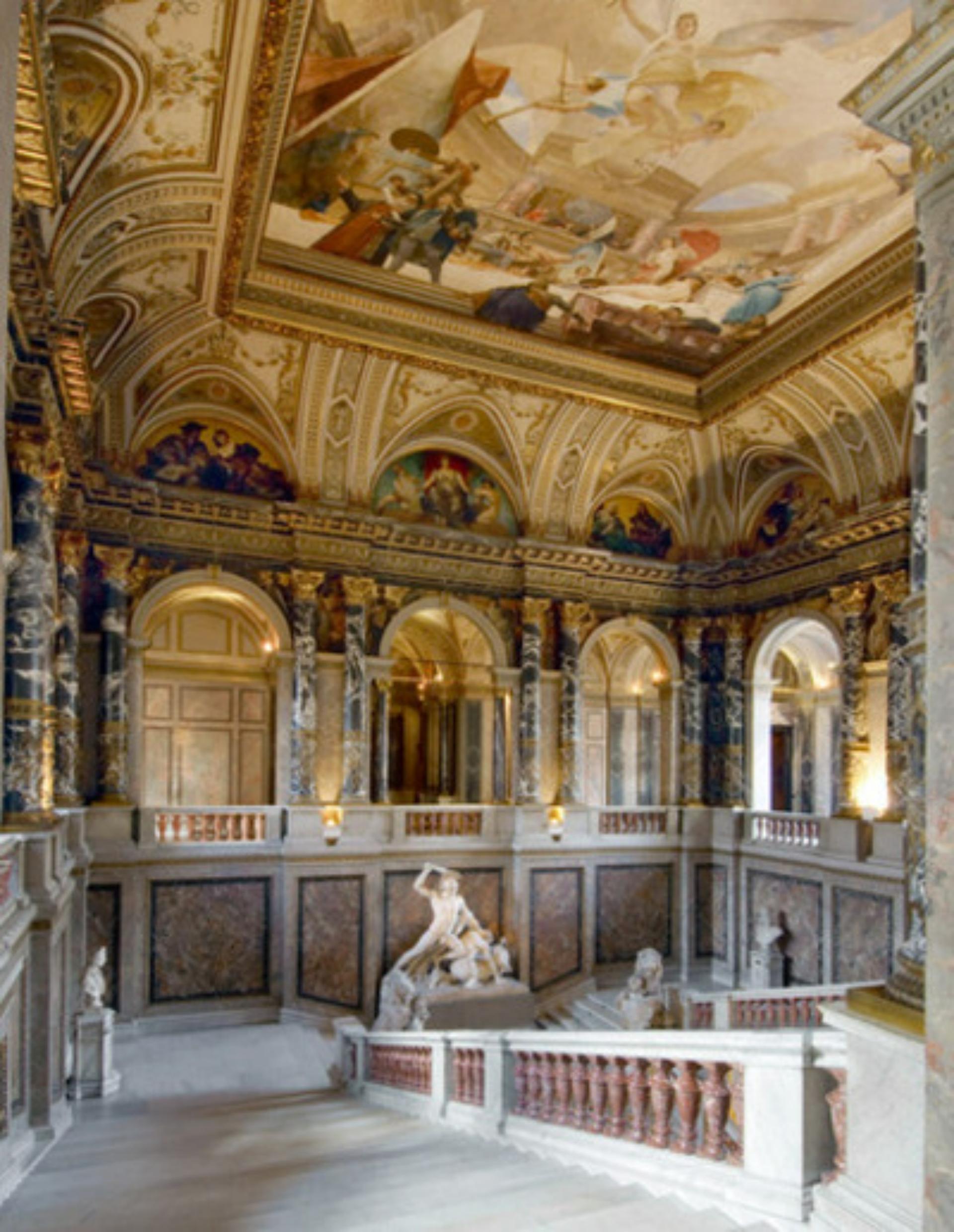 Main Staircase & Gallery 