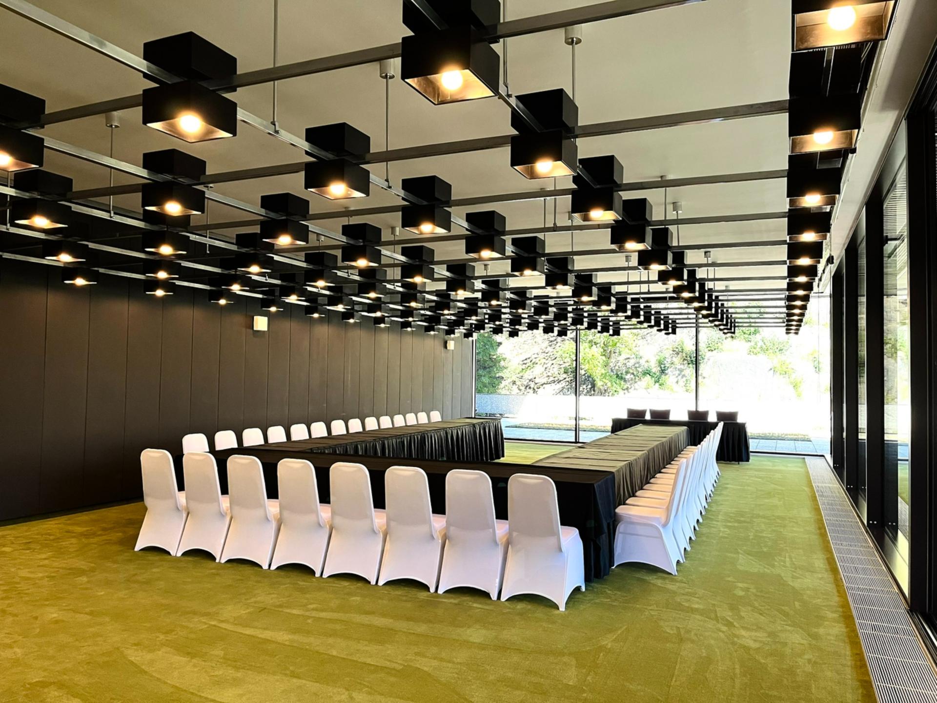 Moser Lounge