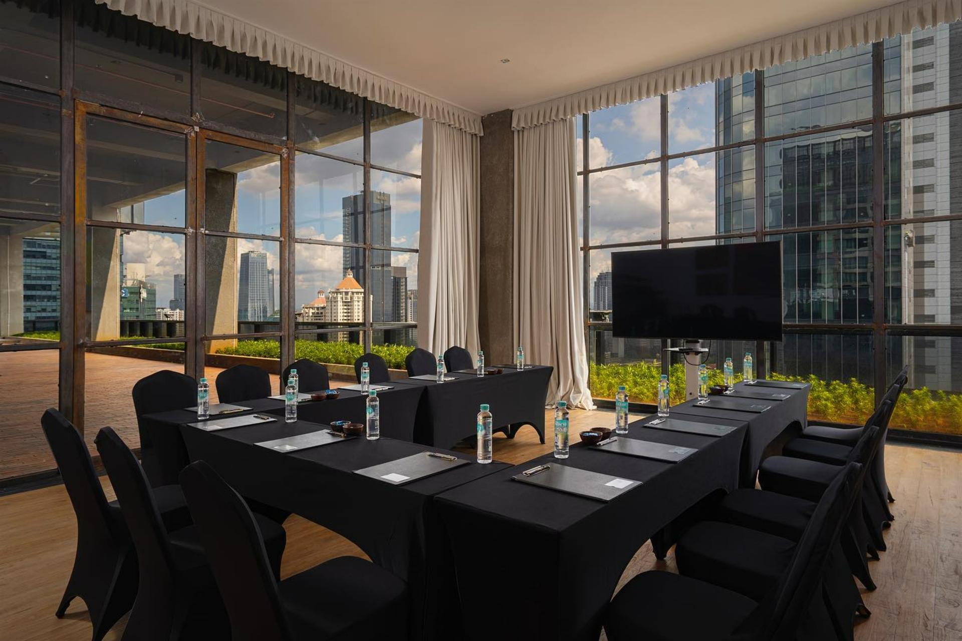 25th floor Meeting Room 
