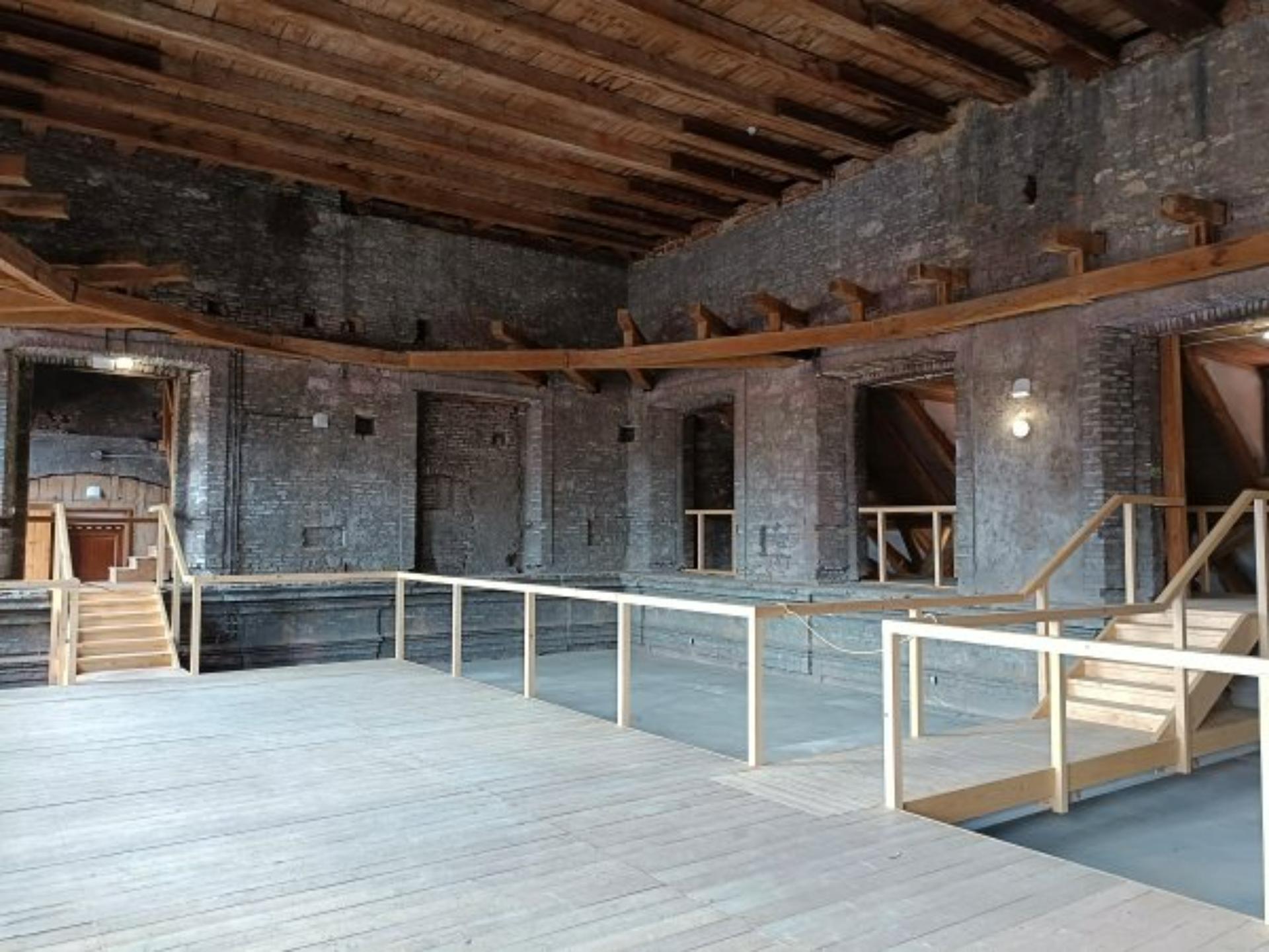 Attic with Rumple - 5th Floor 