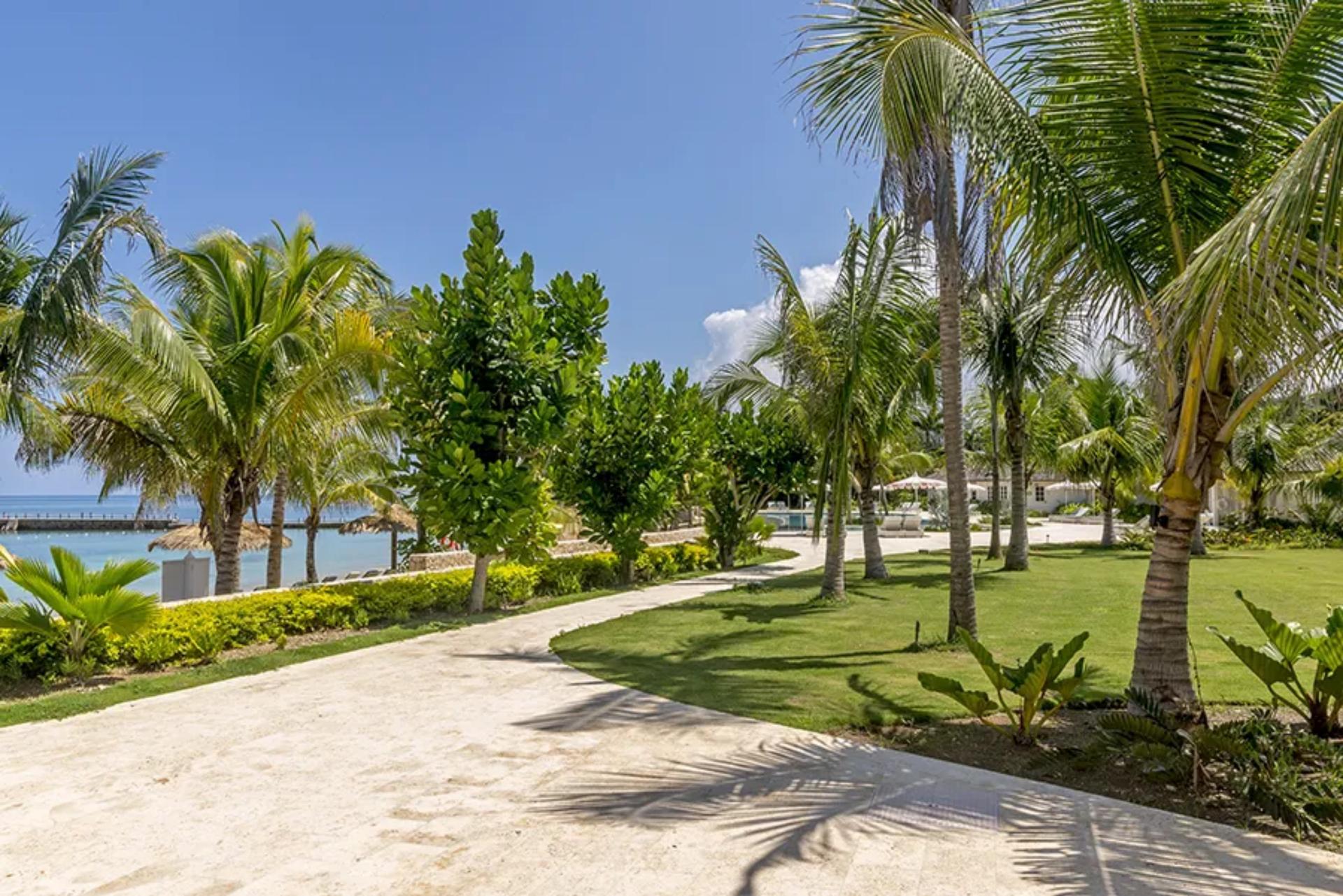 Beach Club & Lawn