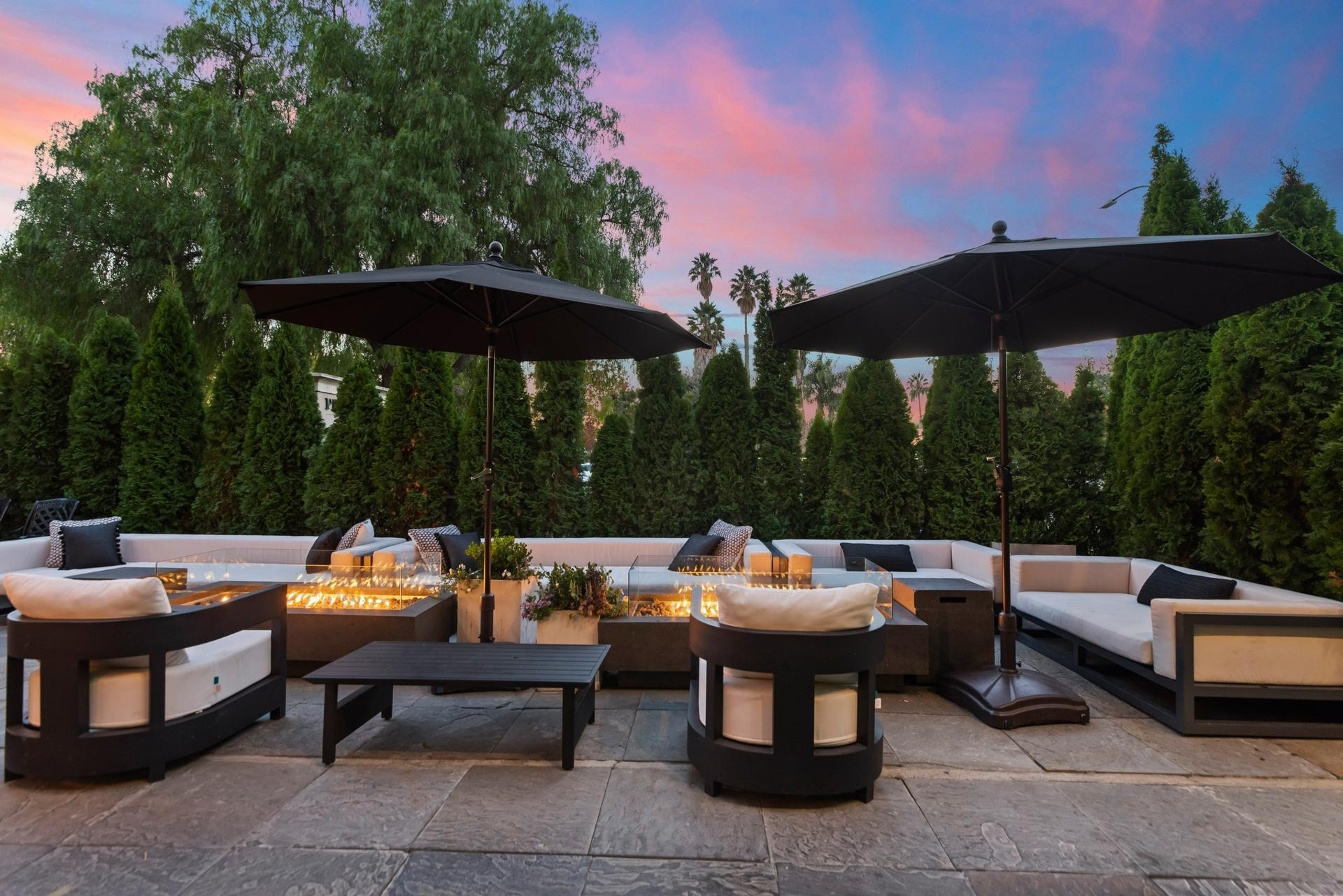 Terrace I - Fireplace & Lounge