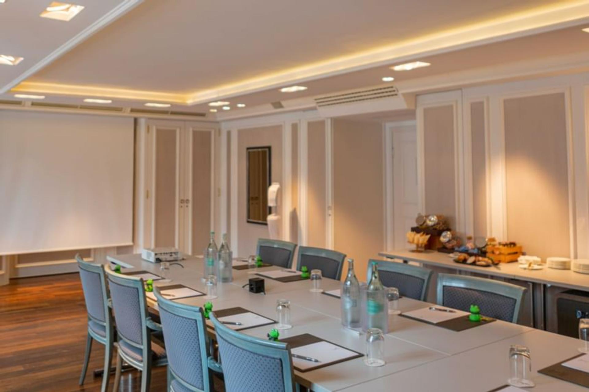 Salon Merkur	