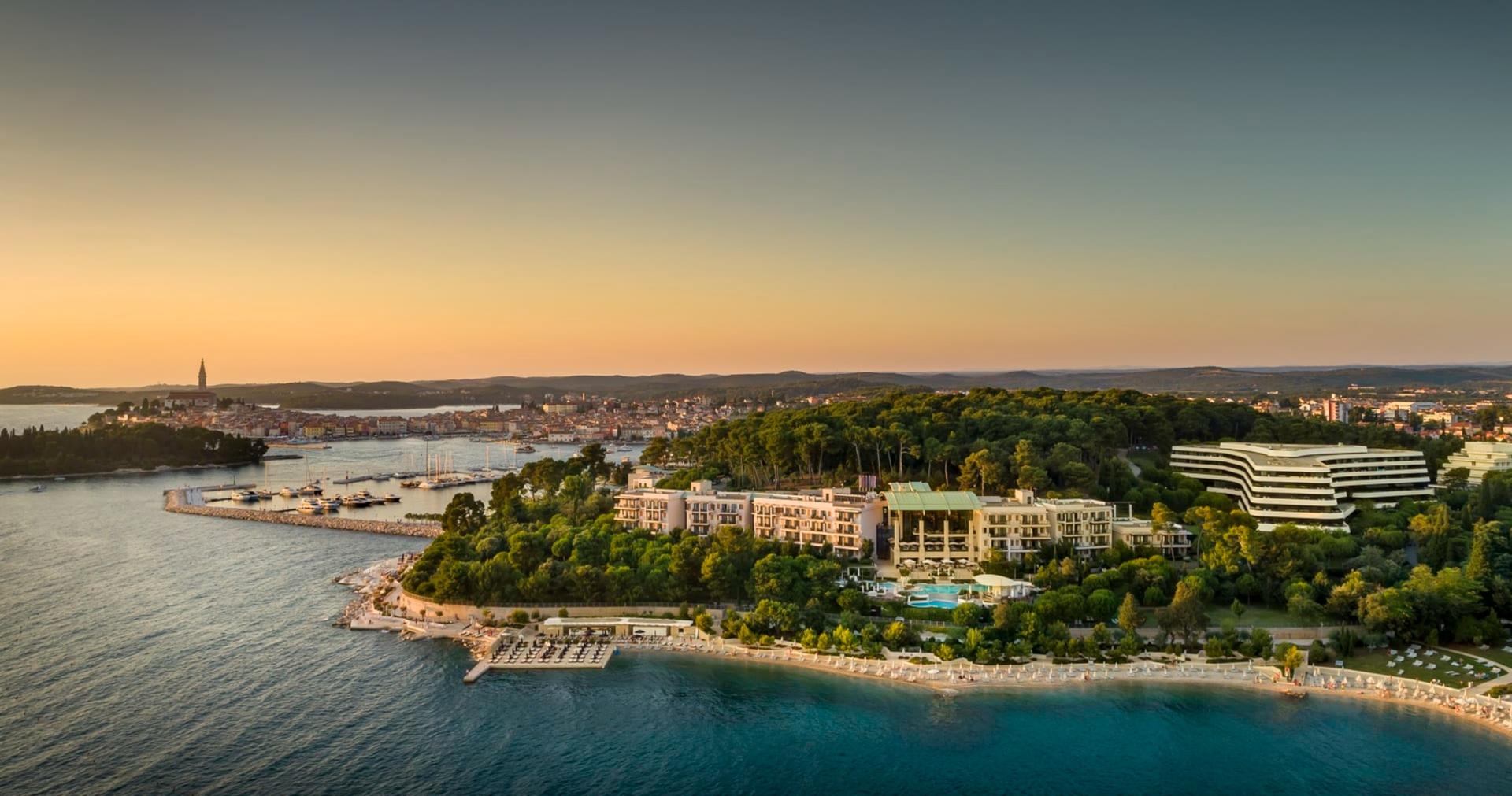 These Are the World's Best Swim-Up Pool Bars