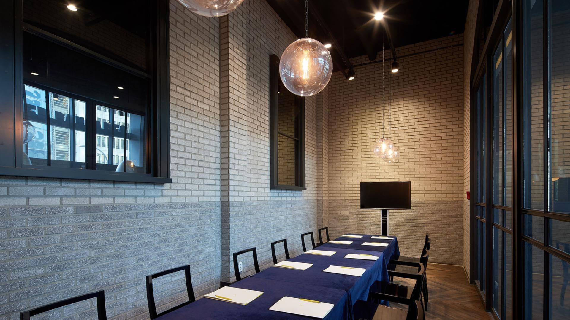  Talk & Talk Room