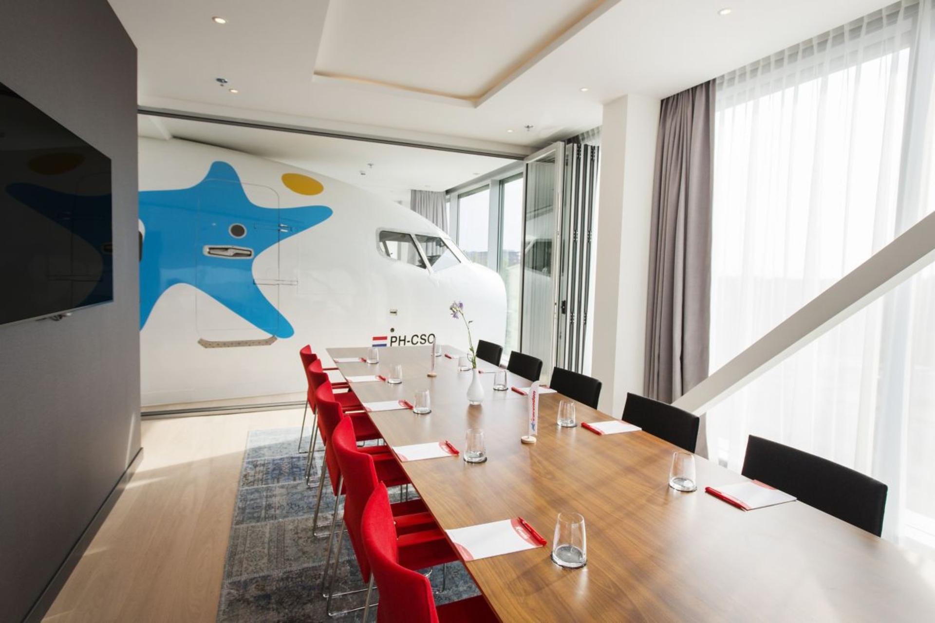 737 Cockpit Meeting Room